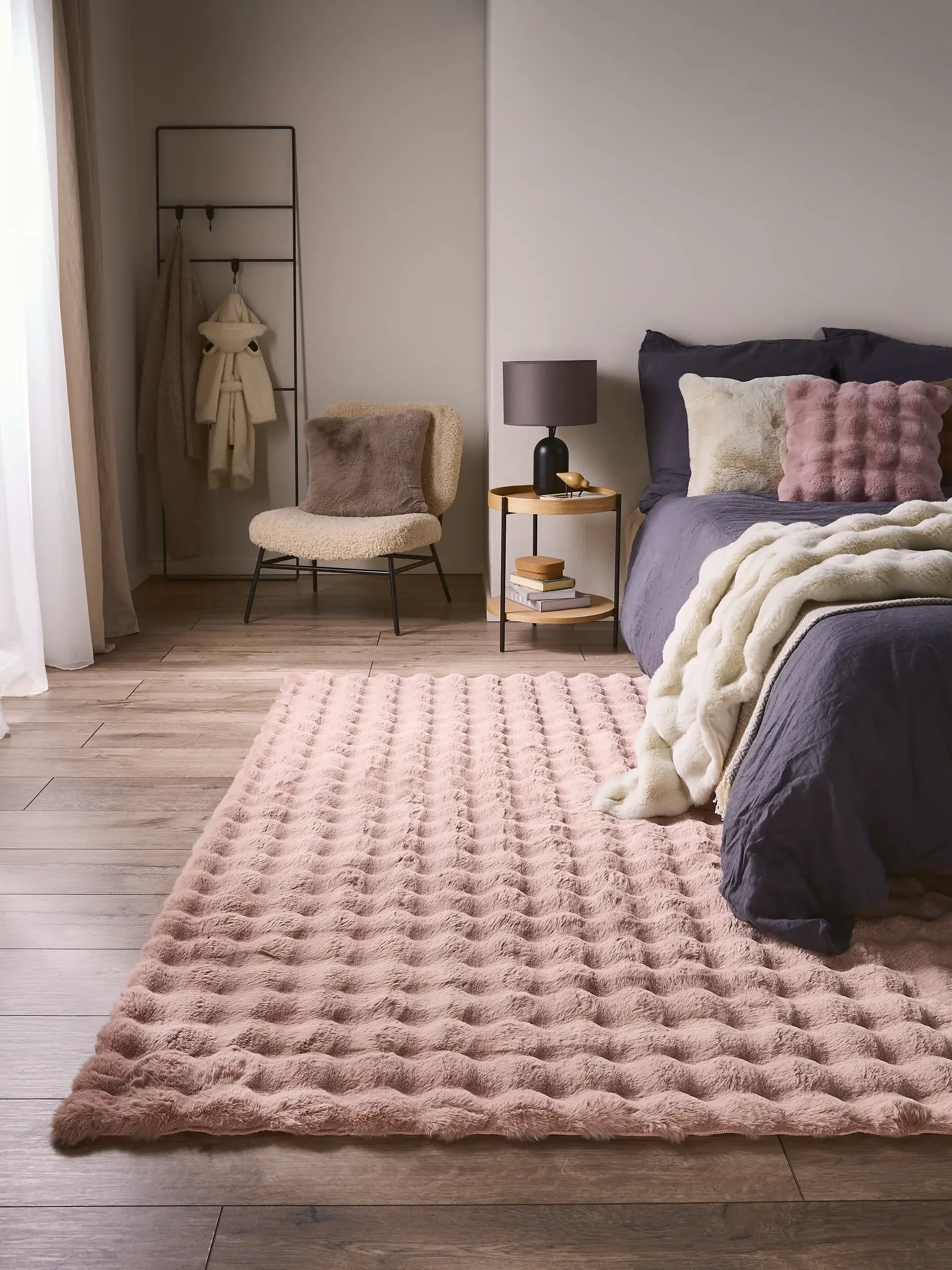 Rug made of 100% Polyester in Rosa with a 100% Polyester high pile by benuta Nest