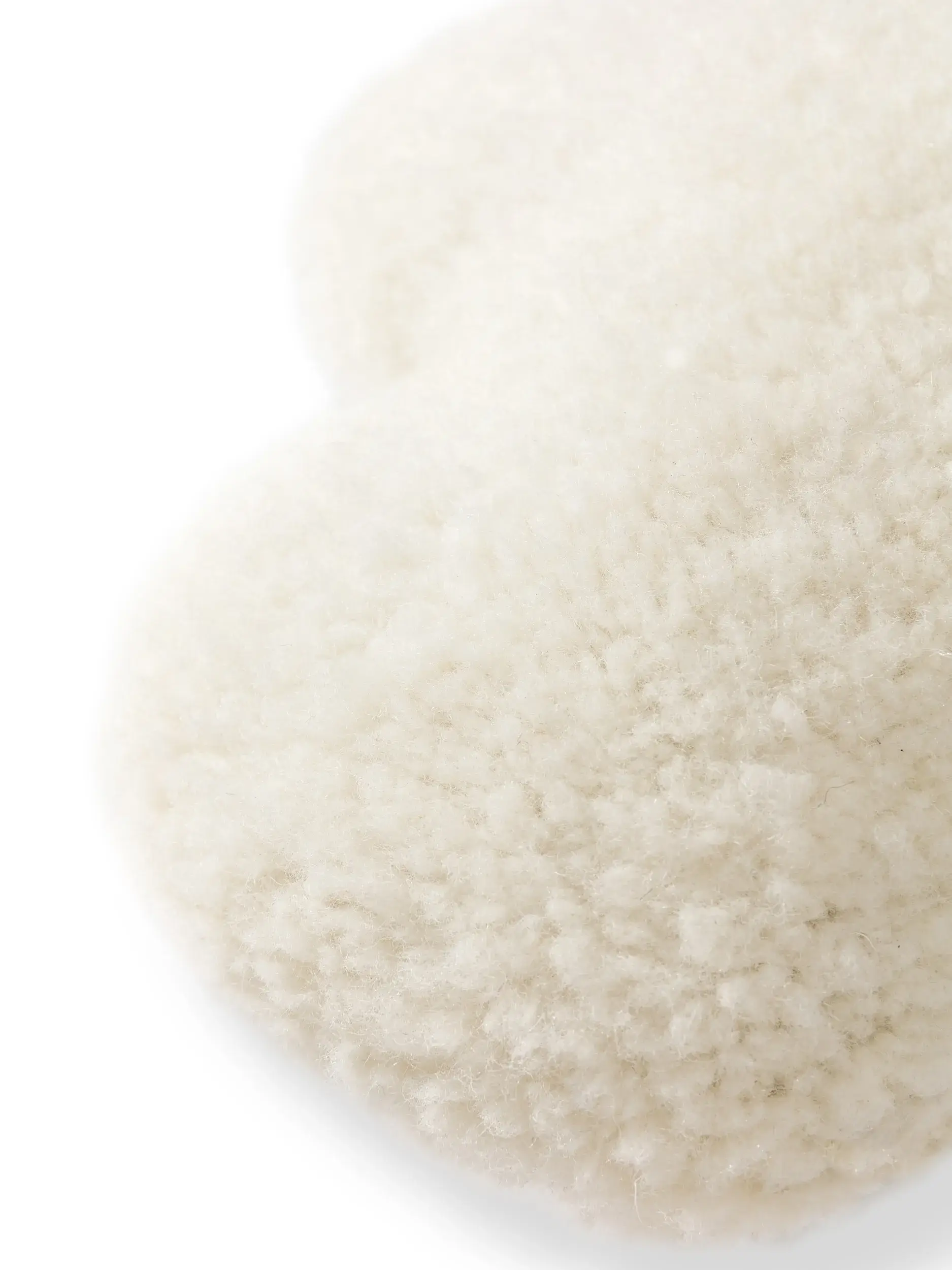 Kissen Lumi Cream Kindermotive-suunnittelussa, valmistettu 100 % villaa (Uudesta-Seelannista)ista, Lyttein toimesta