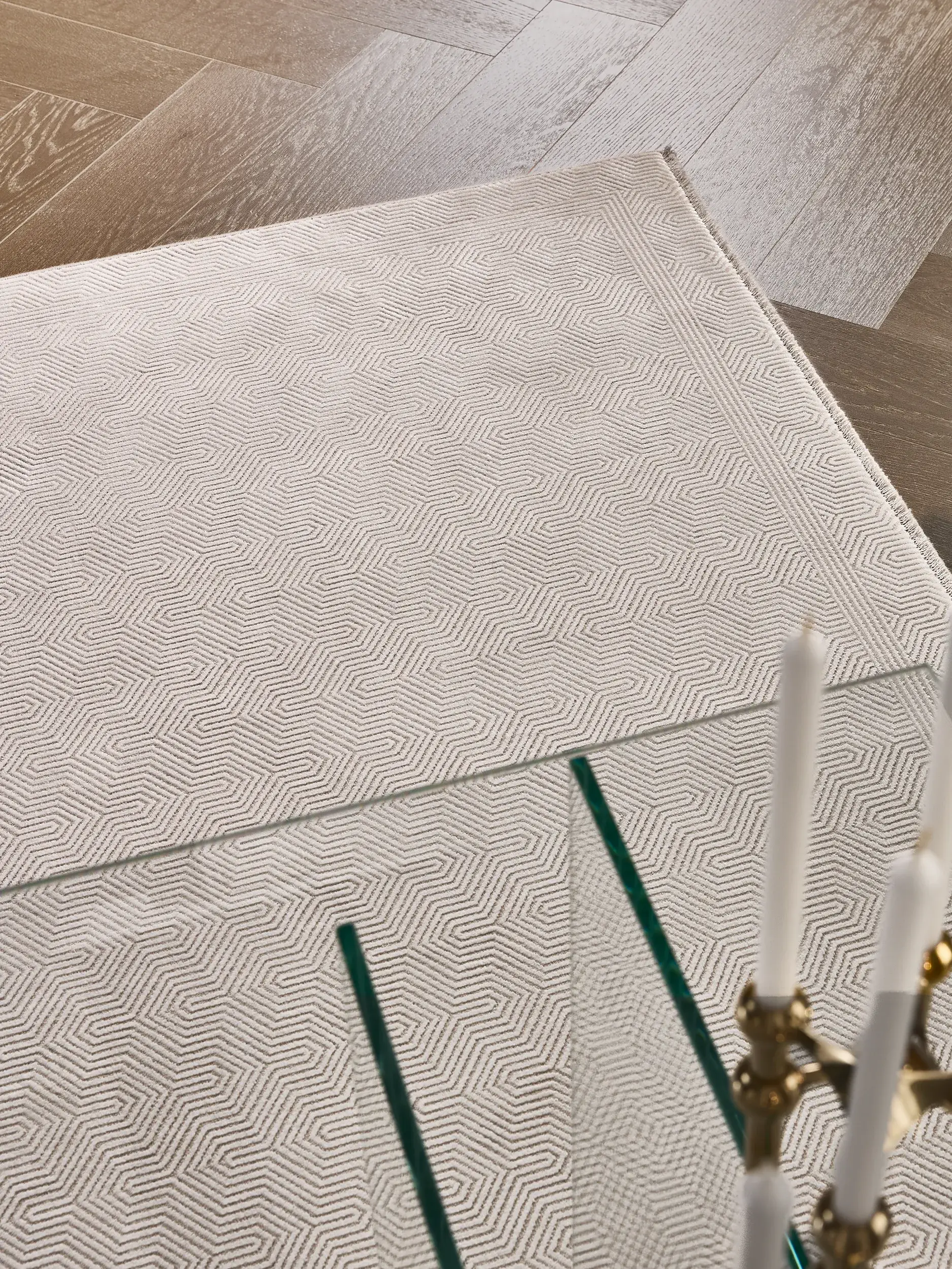 Teppich aus 60% Viskose, 40% Polyacryl (Chenille) in Beige mit 60% Viskose, 40% Polyacryl (Chenille) hohem Flor von benuta Finest
