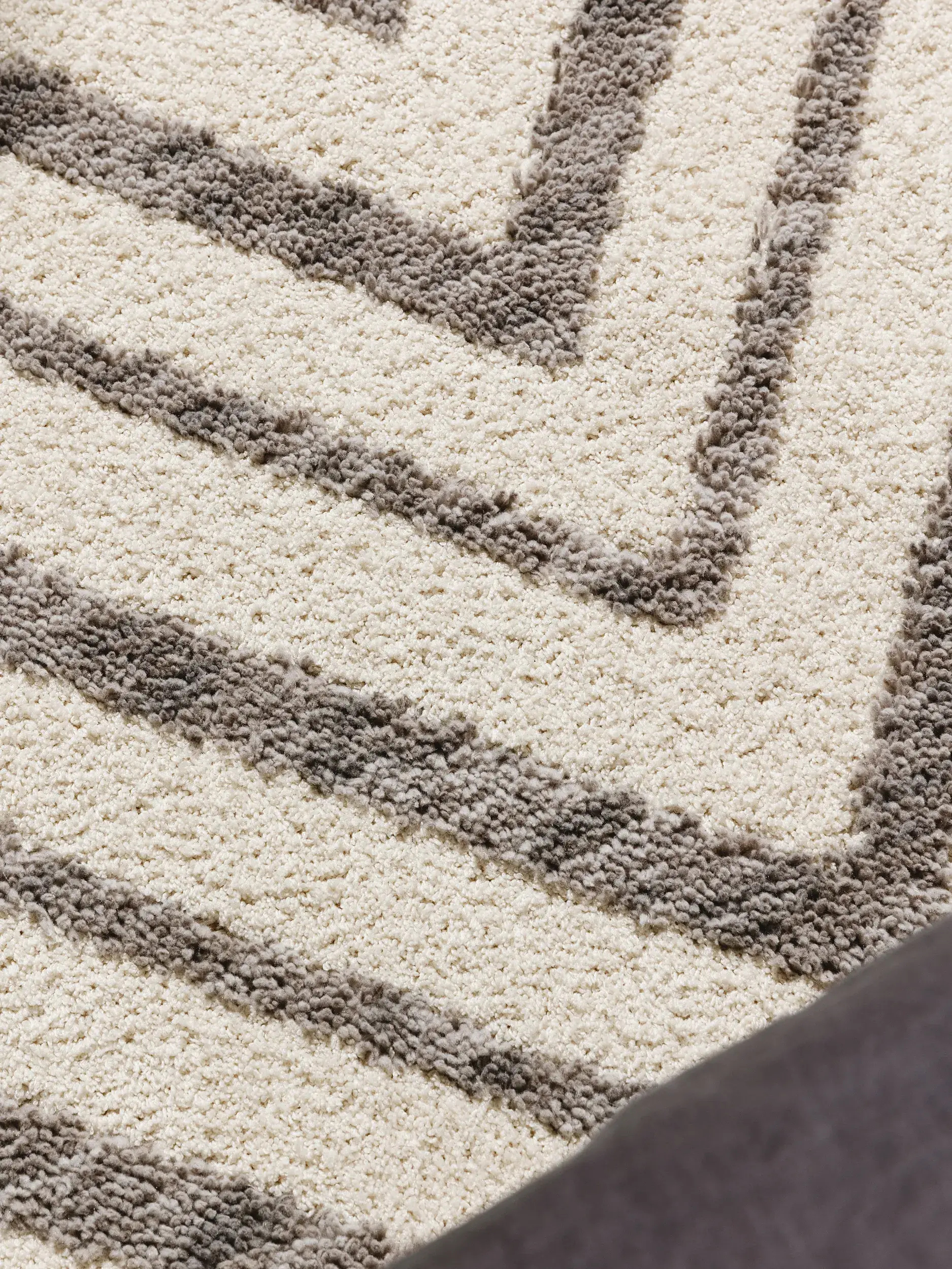 Rug made of 100% Polyester in White with a 100% Polyester high pile by benuta Pop