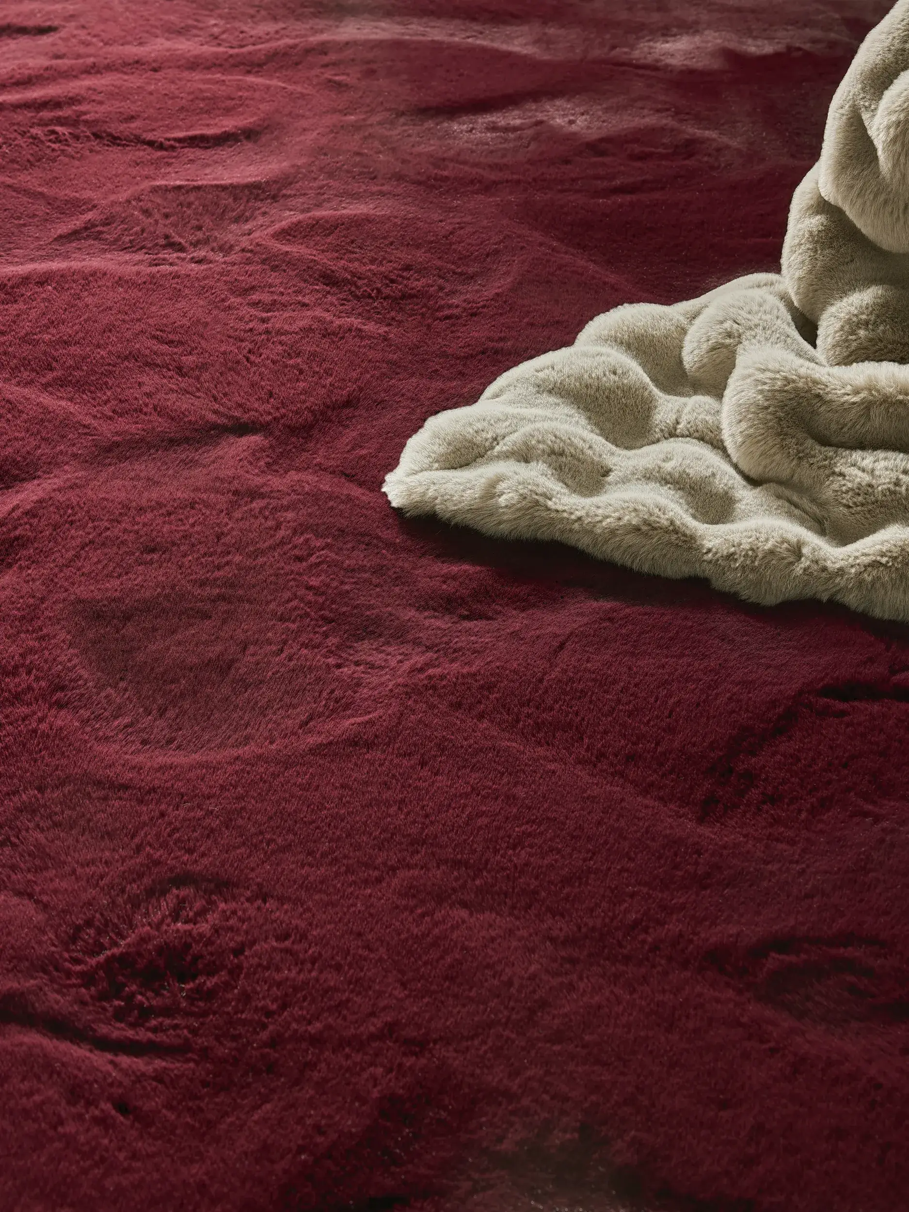 Rug made of 100% Polyester in Red with a 100% Polyester high pile by benuta Finest