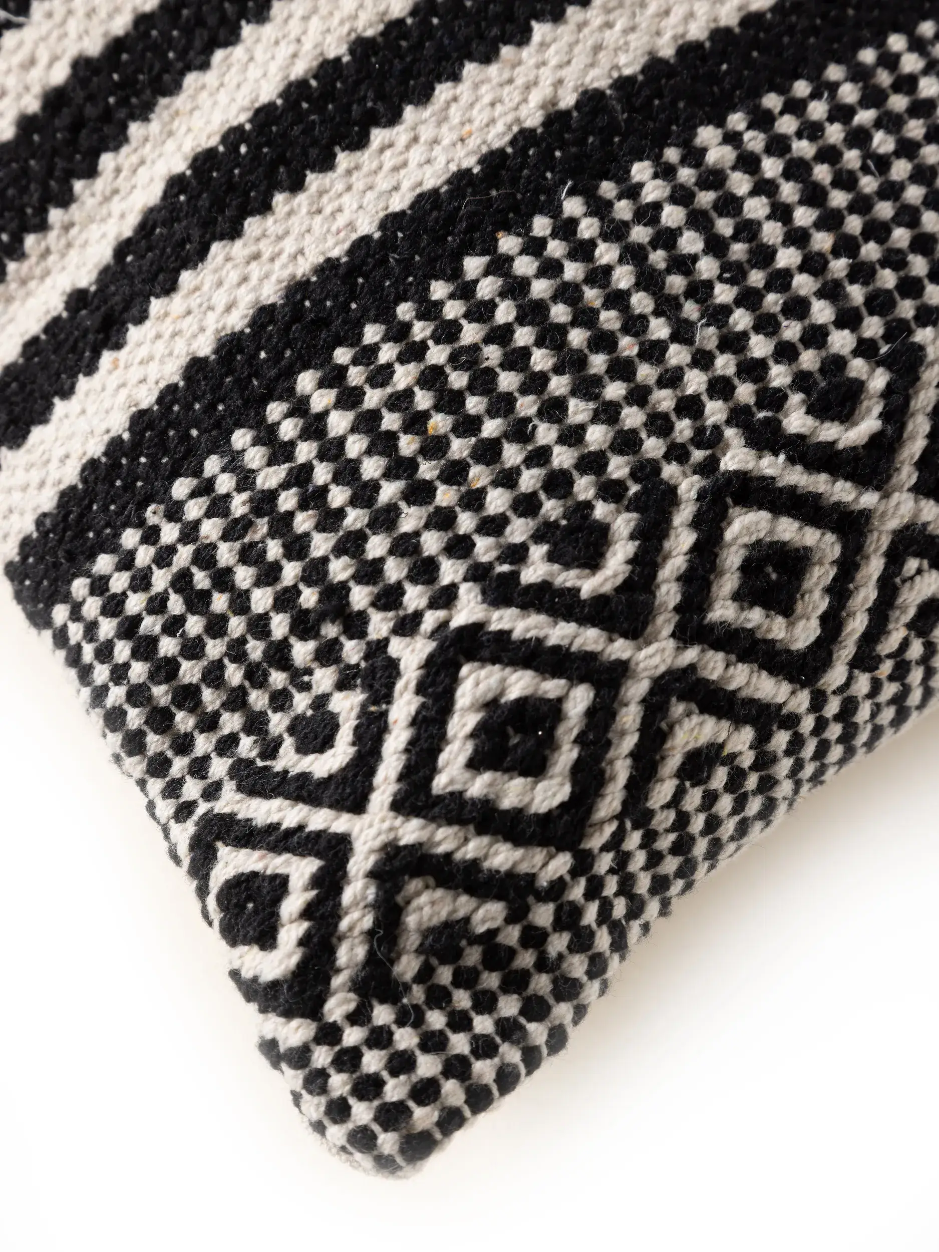 Copricuscino Deja Bianco & Nero in Ornamento-ontwerp van 100% Cotone door benuta POP