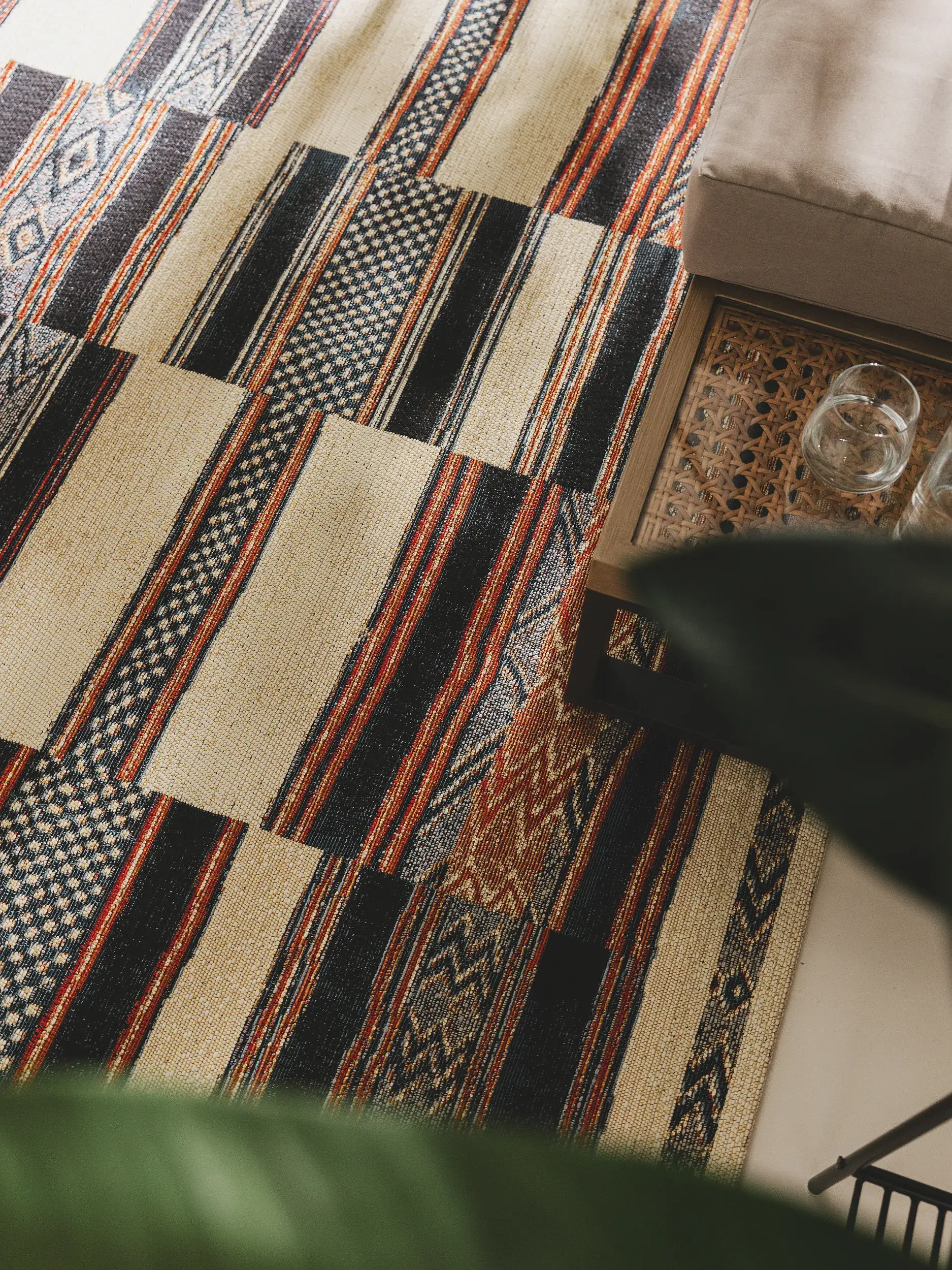 Teppich aus 76% Polypropylen, 23% Polyester, 1% Latex in Multicolor mit 76% Polypropylen, 23% Polyester, 1% Latex hohem Flor von benuta Nest