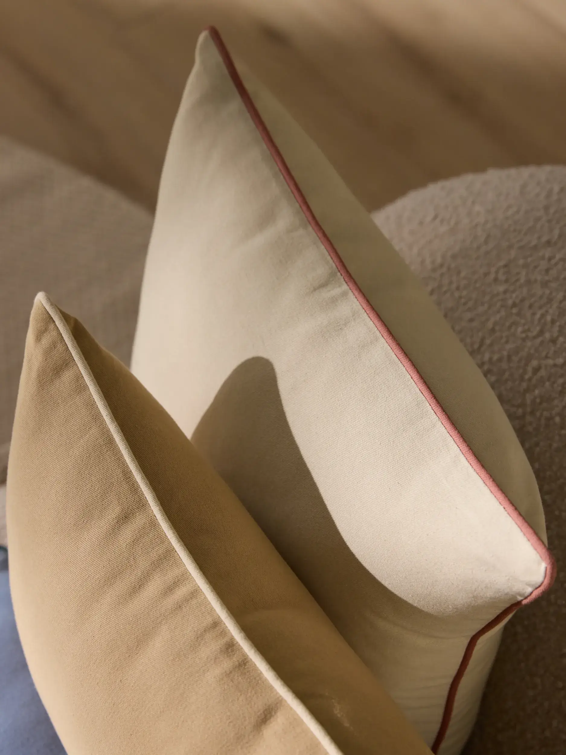 Pude Ines Beige/Cremehvid fra benuta pure