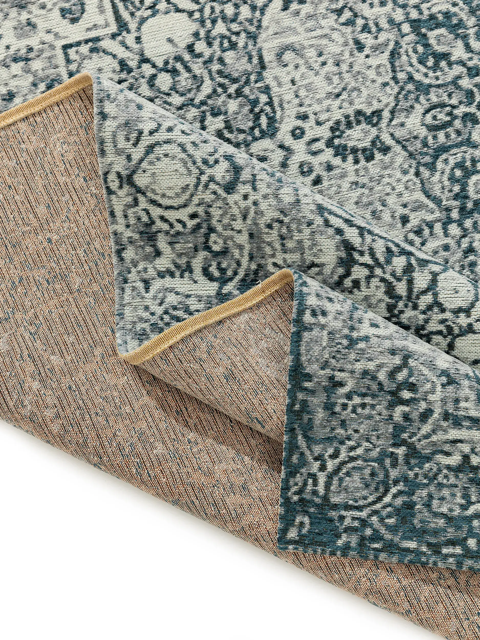 Tappeto Frencie di 55% Poli-acrilico, 27% Poliestere, 17% Cotone, 1% Lattice in Azzurro di benuta nest