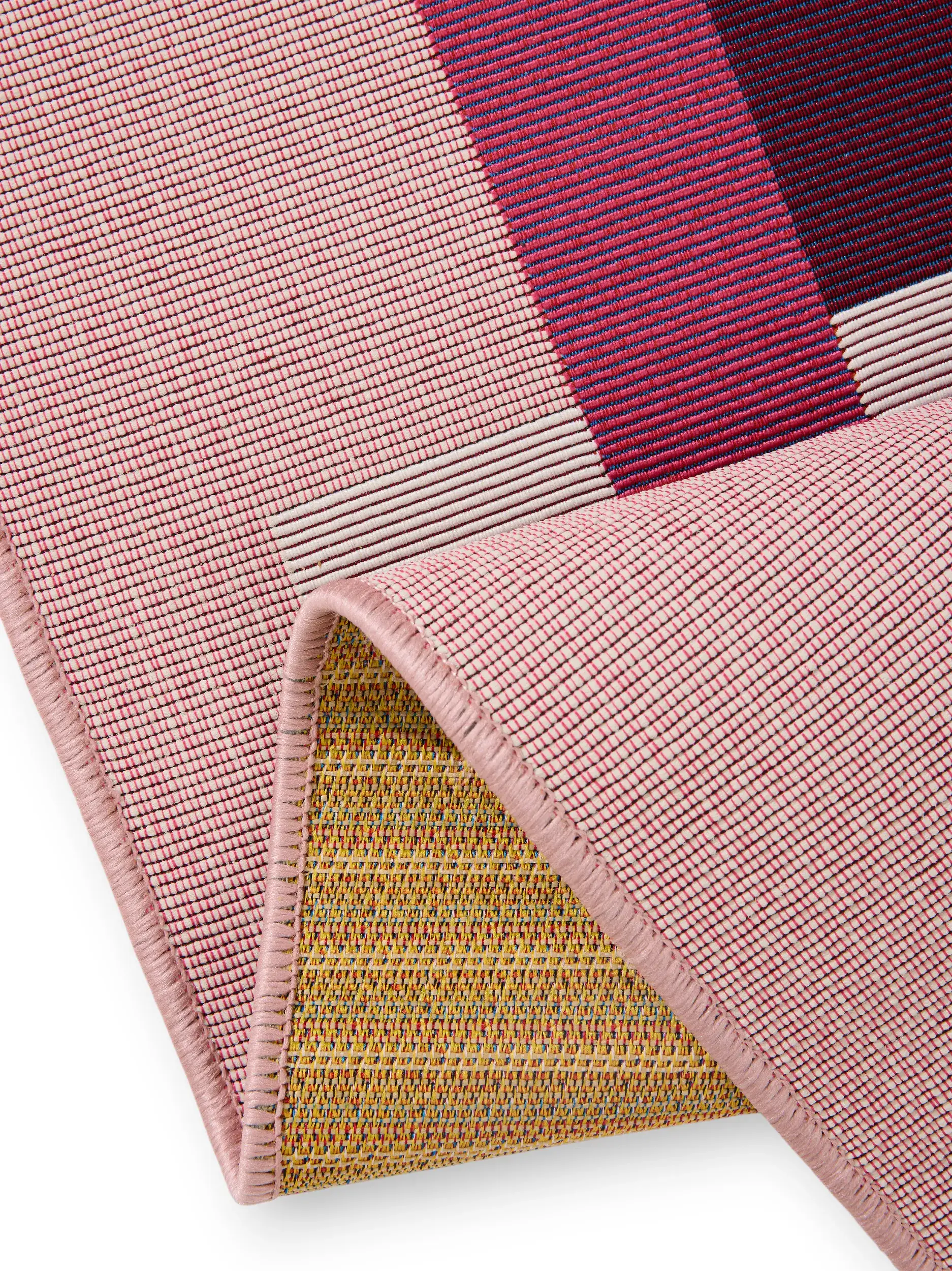 Teppich aus 76% Polypropylen, 23% Polyester, 1% Latex in Rosa mit 76% Polypropylen, 23% Polyester, 1% Latex hohem Flor von benuta Pop