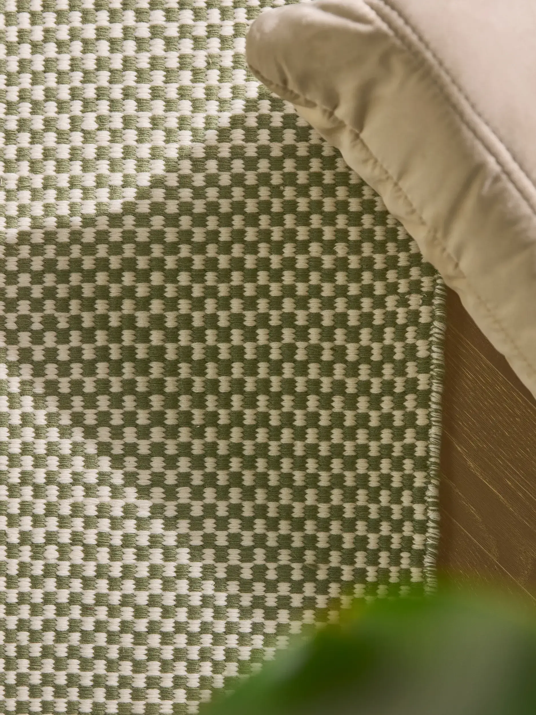 Teppich aus 100% Wolle (aus Neuseeland) in Grün mit 100% Wolle (aus Neuseeland) hohem Flor von benuta Pure
