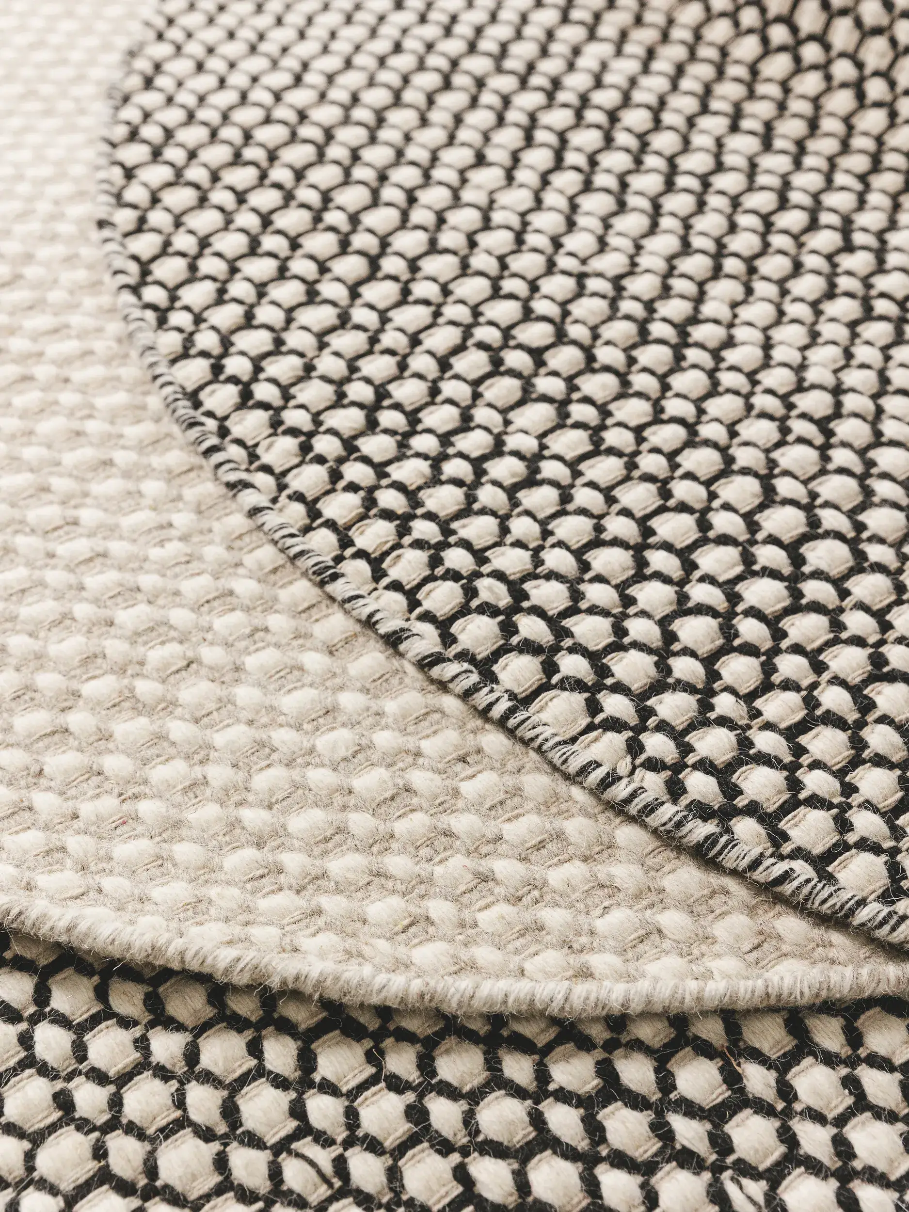 Tapijt van 80% Wol, 20% Katoen in Beige met een 80% Wol, 20% Katoen hoge pool van benuta Finest