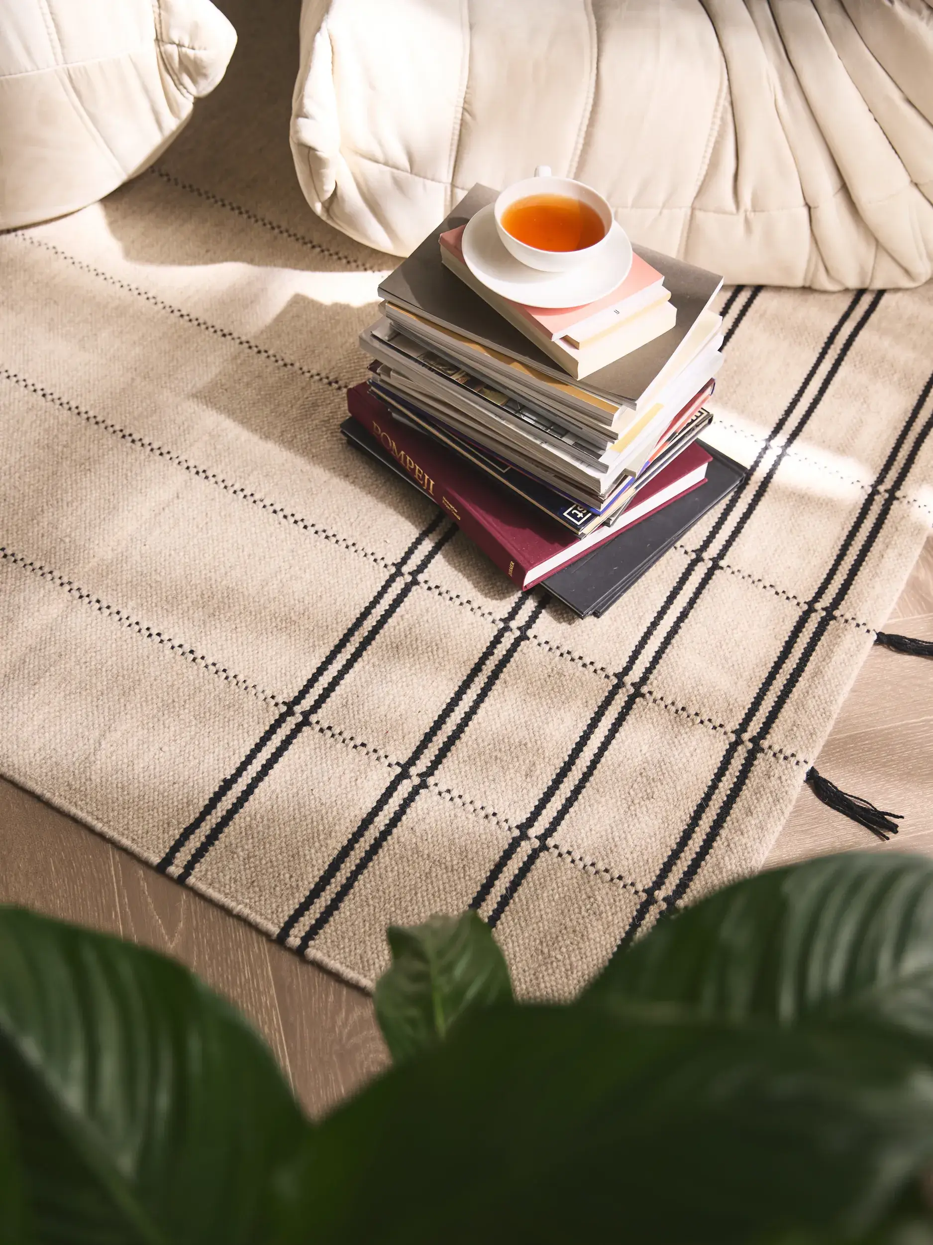Teppich aus 70% Wolle, 30% Baumwolle in Schwarz mit 70% Wolle, 30% Baumwolle hohem Flor von benuta Pure