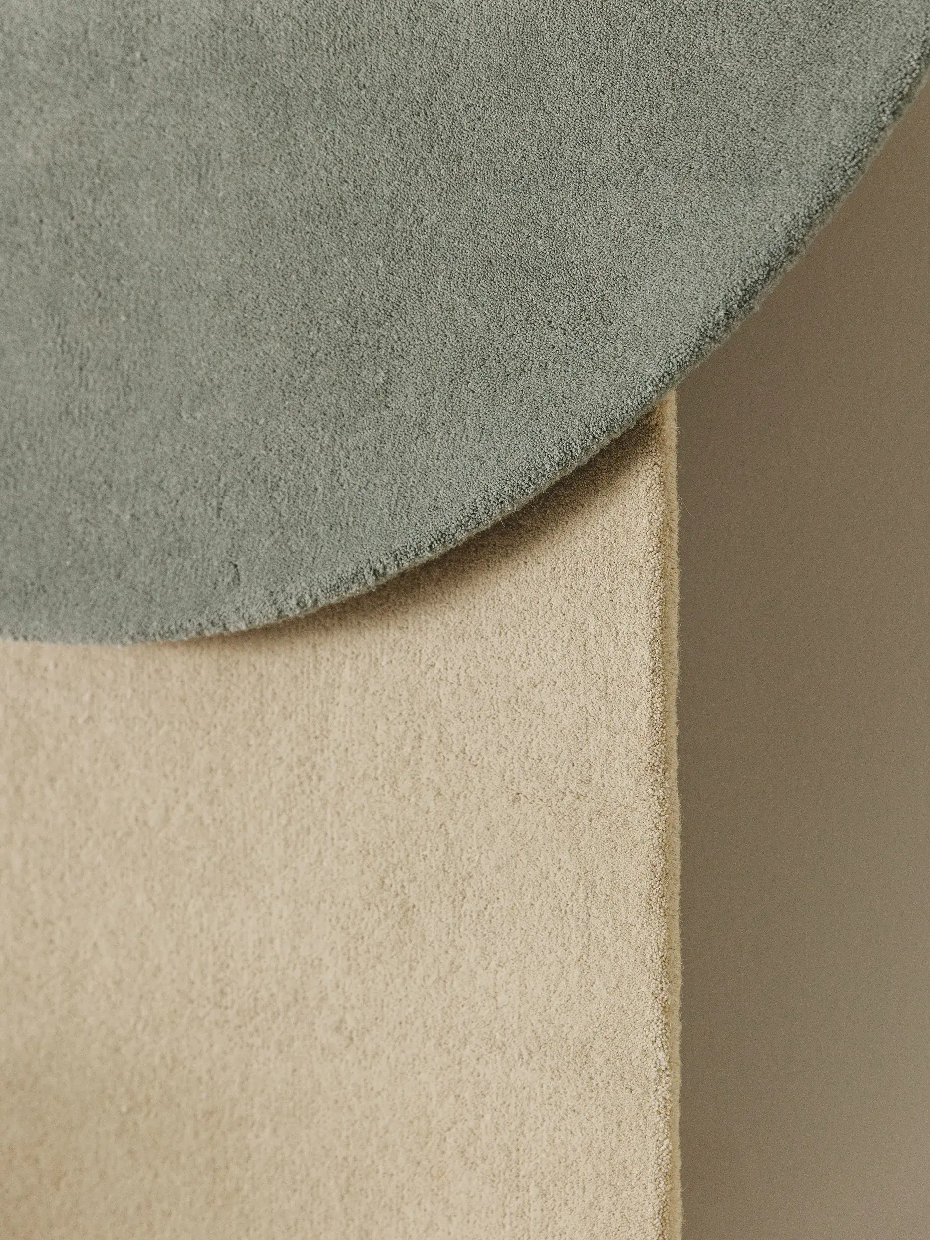 Teppich aus 100% Wolle in Grün mit 100% Wolle hohem Flor von benuta Nest