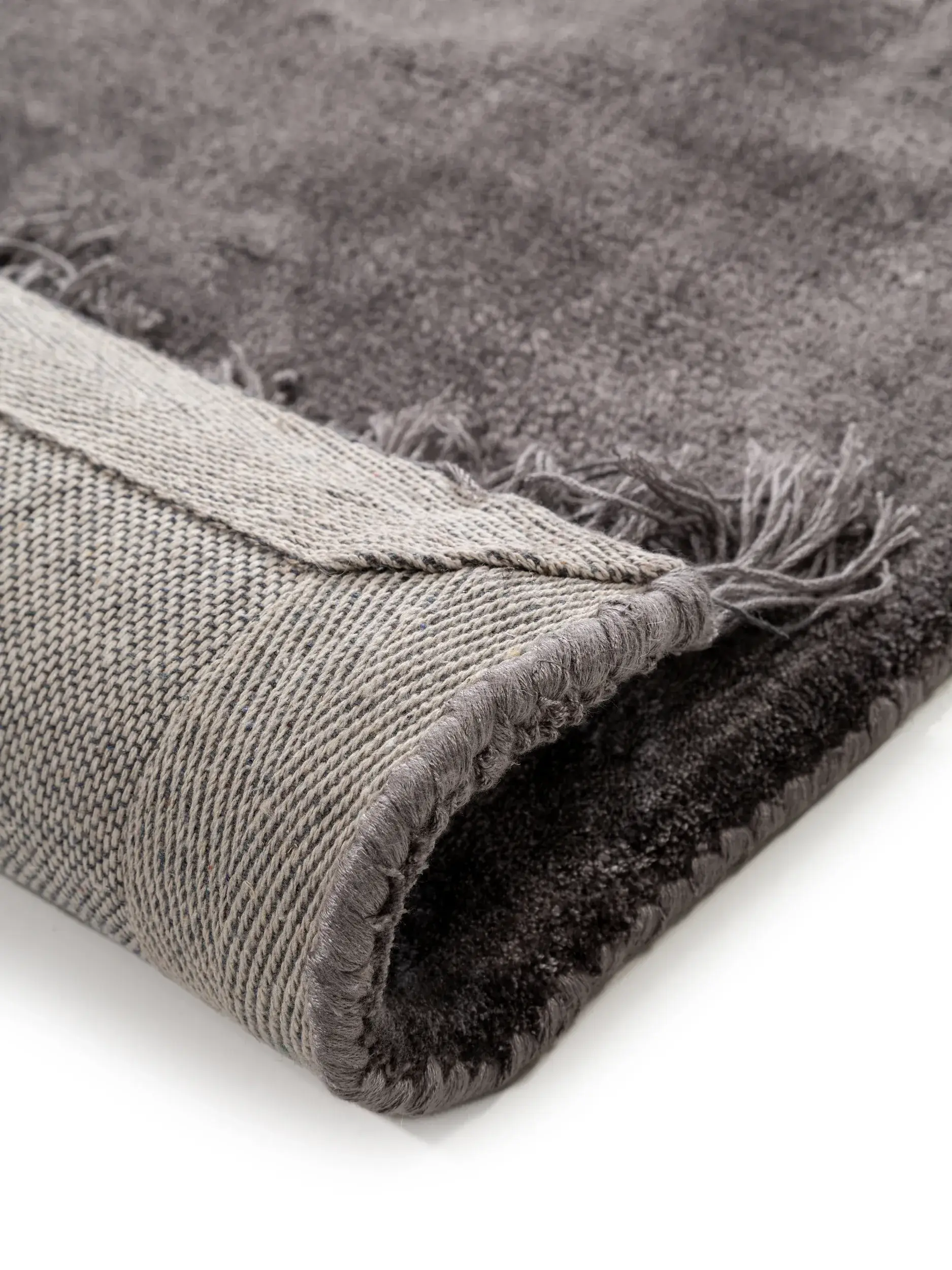 Teppich aus 100% Viskose in Grau mit 100% Viskose hohem Flor von benuta Finest