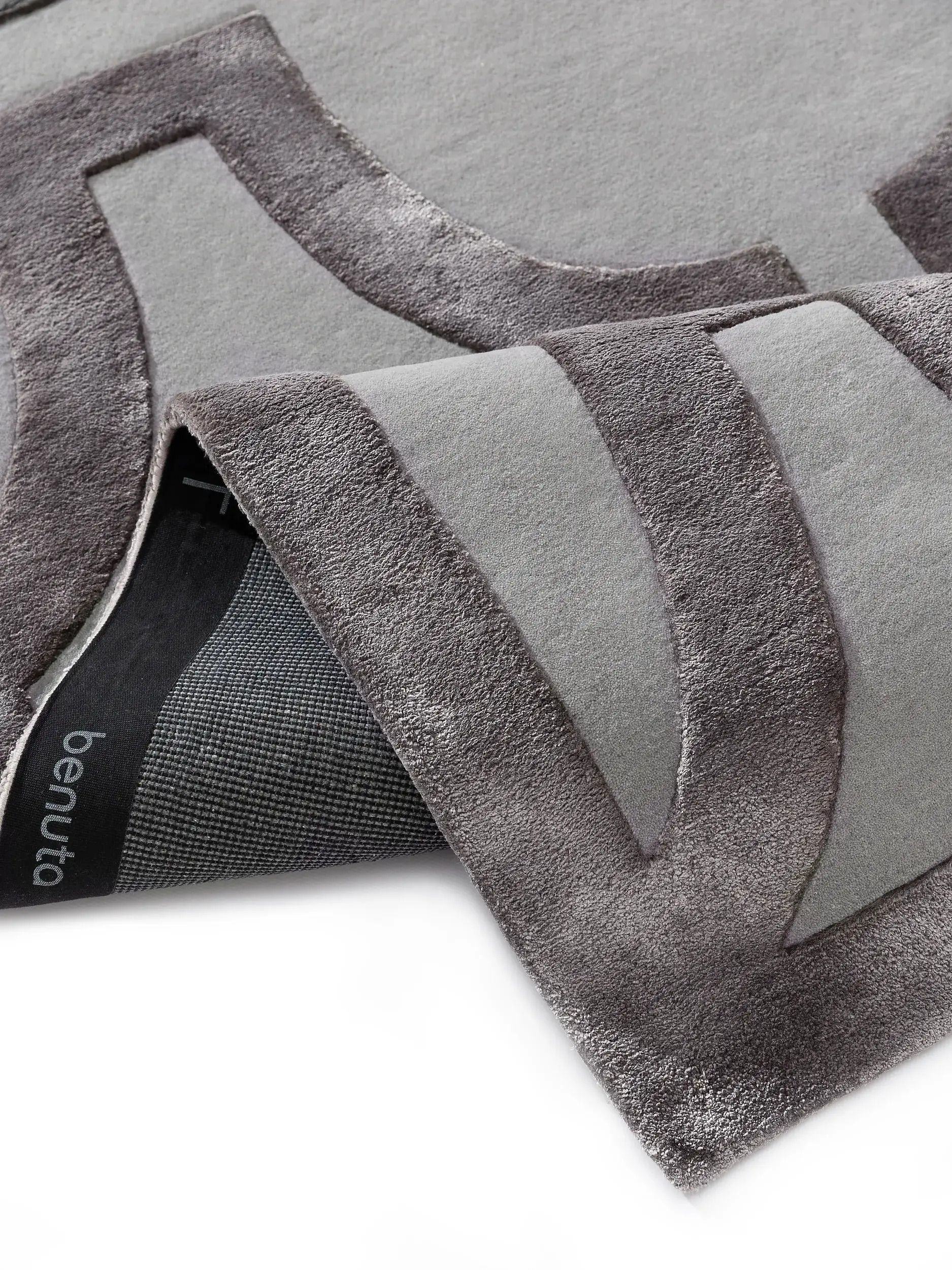 Teppich aus 65% Wolle, 35% Lyocell (Tencel™) in Grau mit 65% Wolle, 35% Lyocell (Tencel™) hohem Flor von benuta Finest