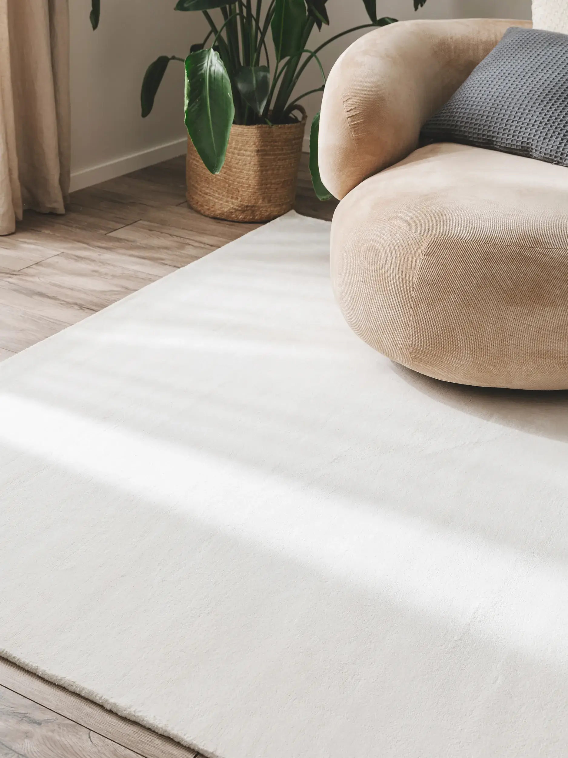 Rug made of 100% Viskose in Grau with a 100% Viskose high pile by benuta Pure
