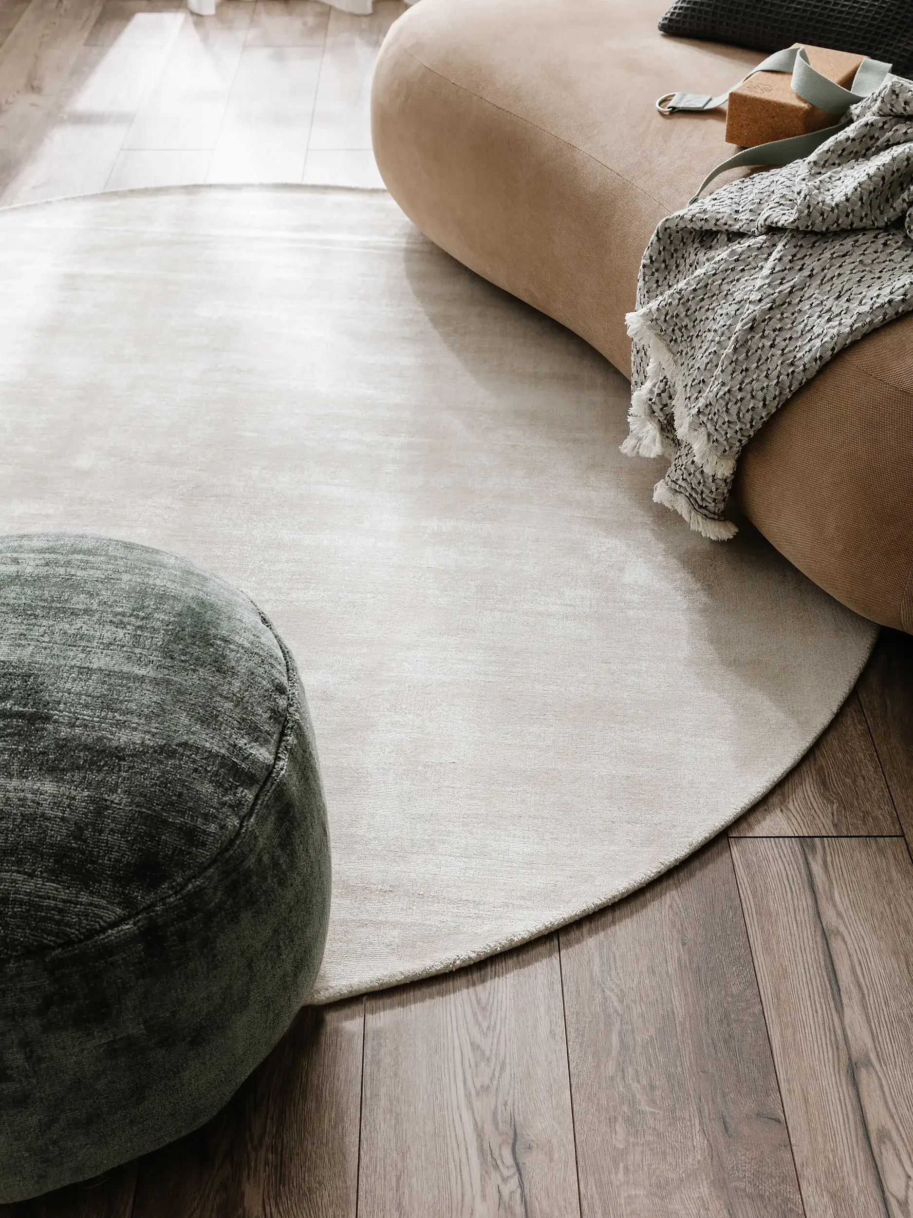 Teppich aus 100% Viskose in Beige mit 100% Viskose hohem Flor von benuta Pure