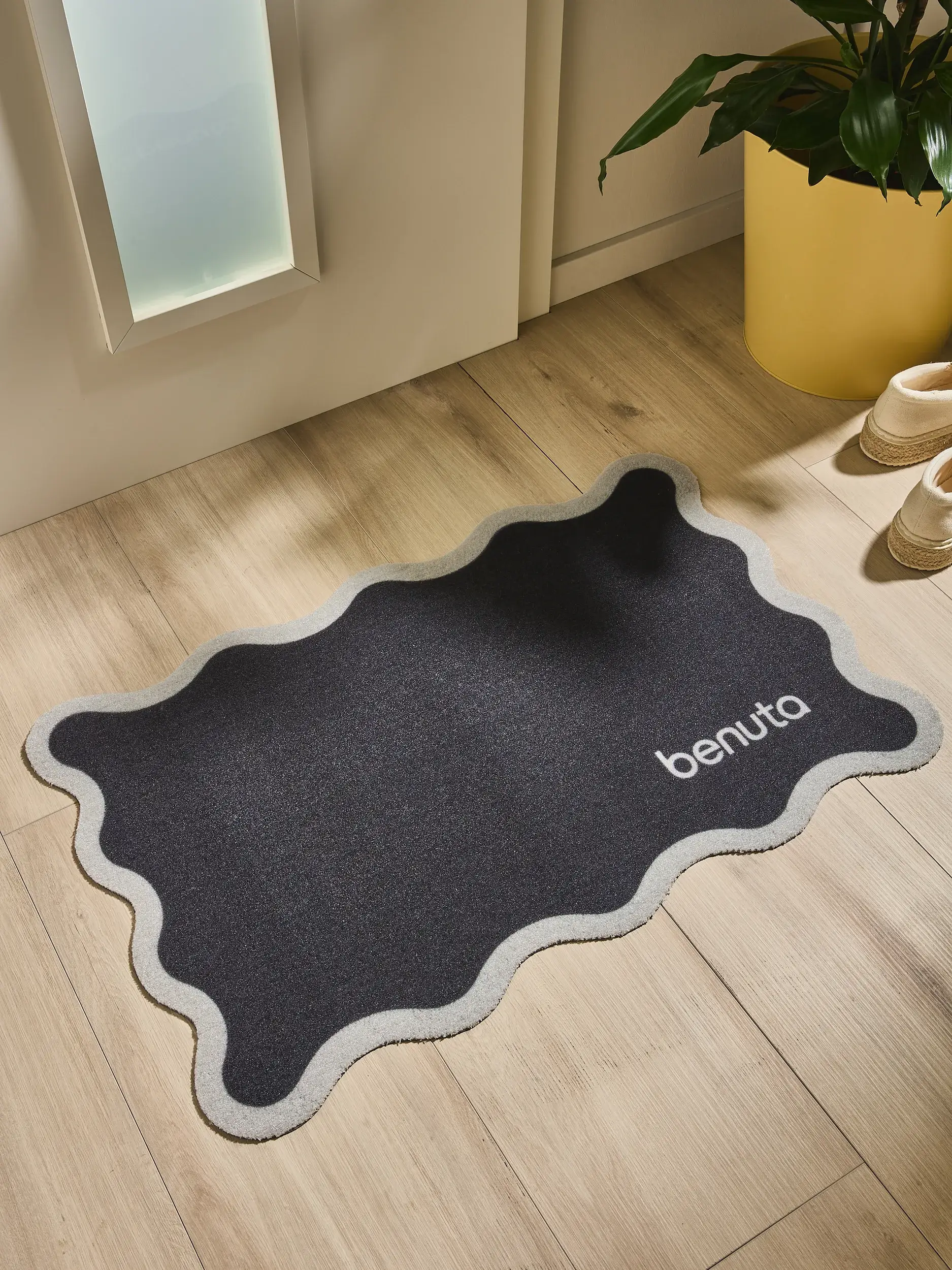 Door mat Curl Black im Design Frame aus 100% Polyester (recycled PET) von benuta