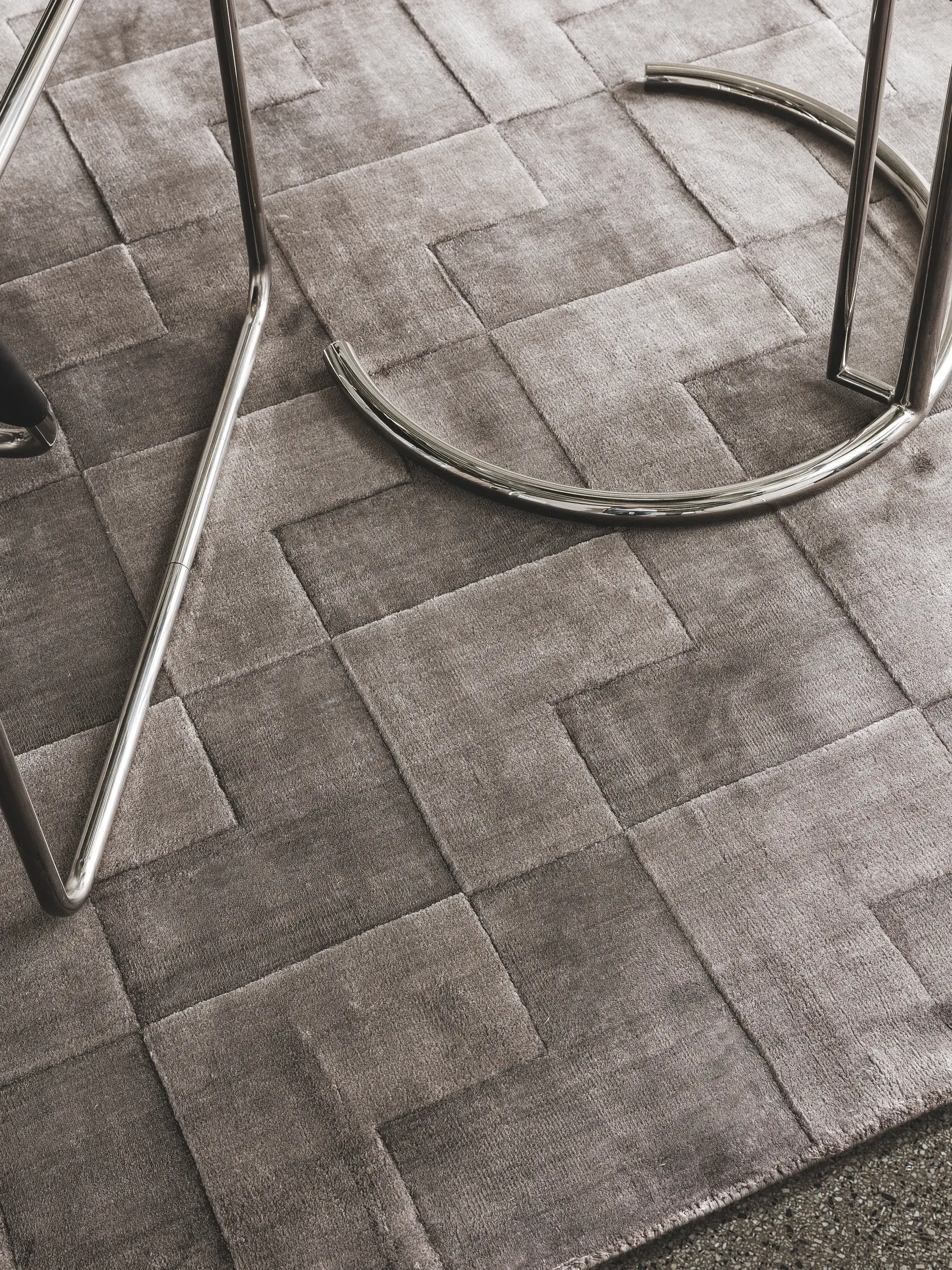 Alfombra de 100% Lyocell en Gris con un pelo de {{Placeholder_Pile Height}} de altura de benuta Finest
