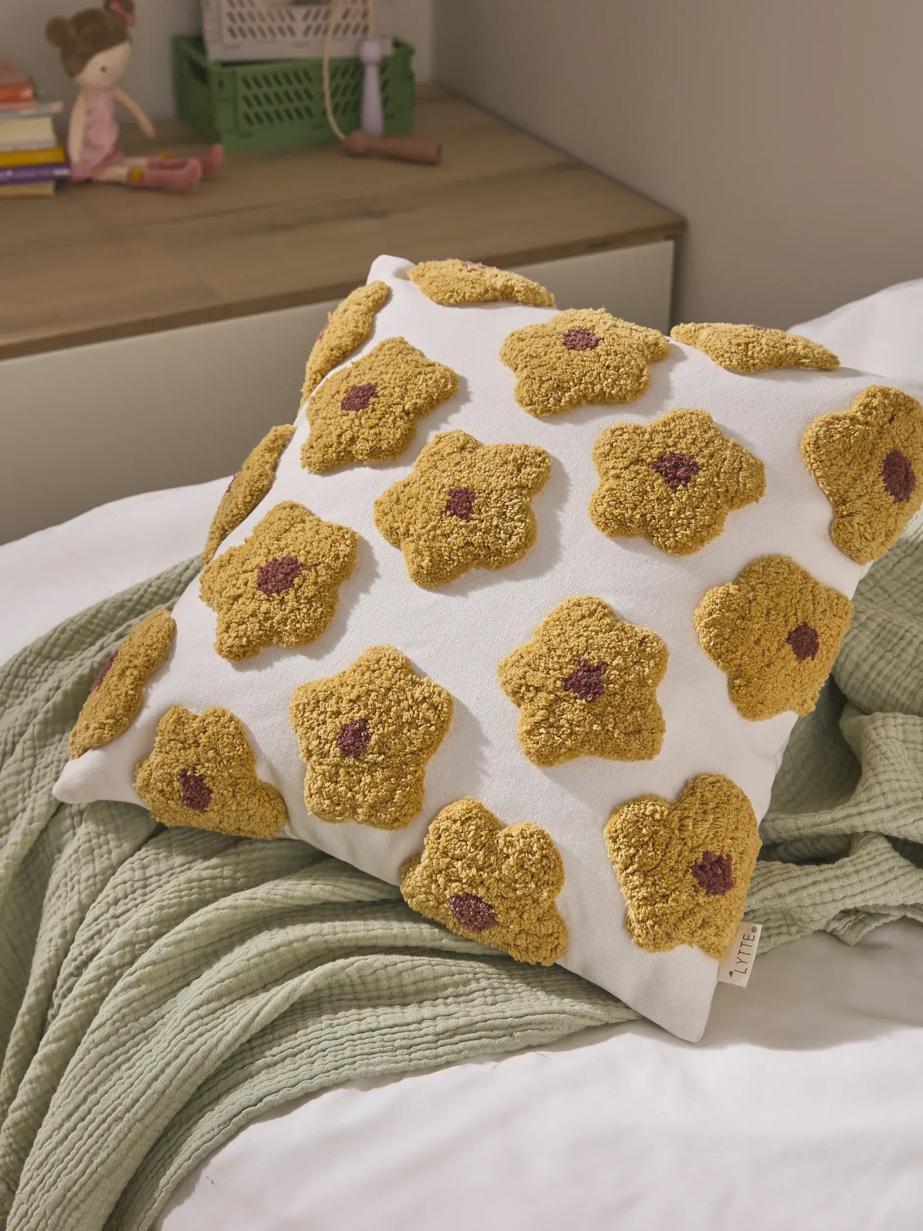 Kissenbezug Gobi Gelb im Design Floral aus  von Lytte