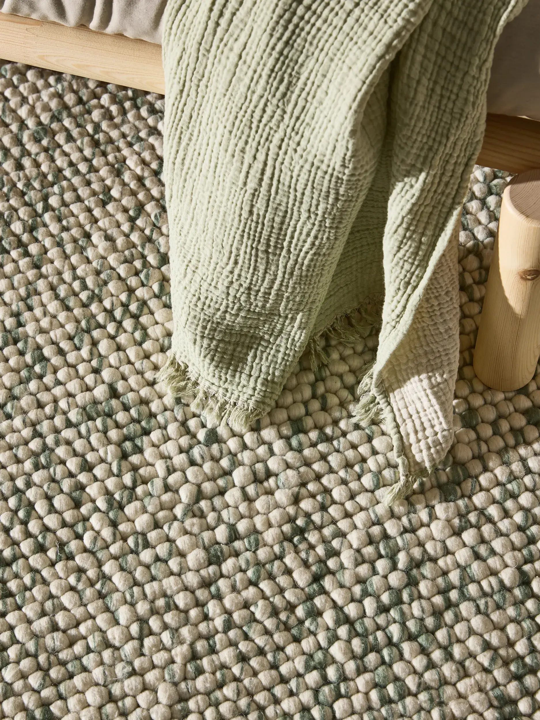 Teppich aus 70% Wolle, 30% Polyester in Grün mit 70% Wolle, 30% Polyester hohem Flor von Lytte