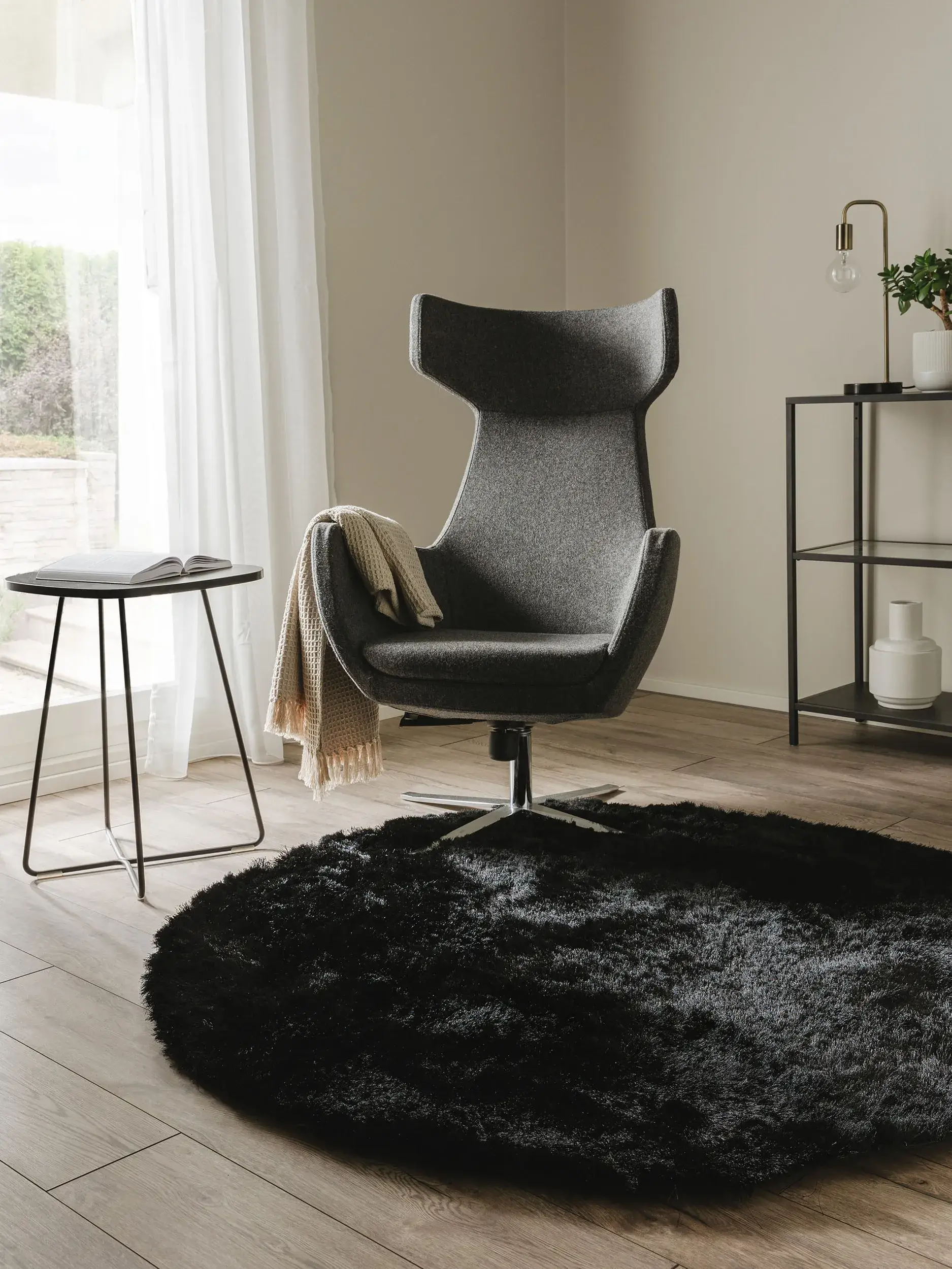 Teppich aus 100% Polyester in Schwarz mit 100% Polyester hohem Flor von benuta Nest