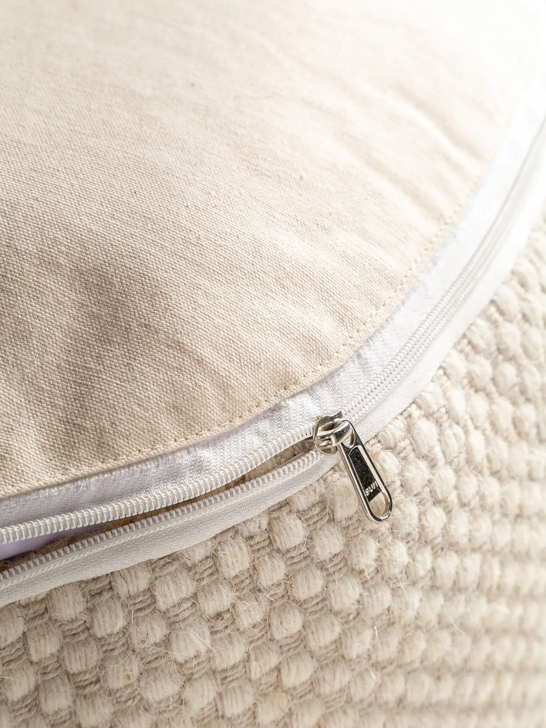 Handgjord ullpouf Rocco Vit med Enfärgad-design i 80% Ull, 20% Bomull från benuta pure