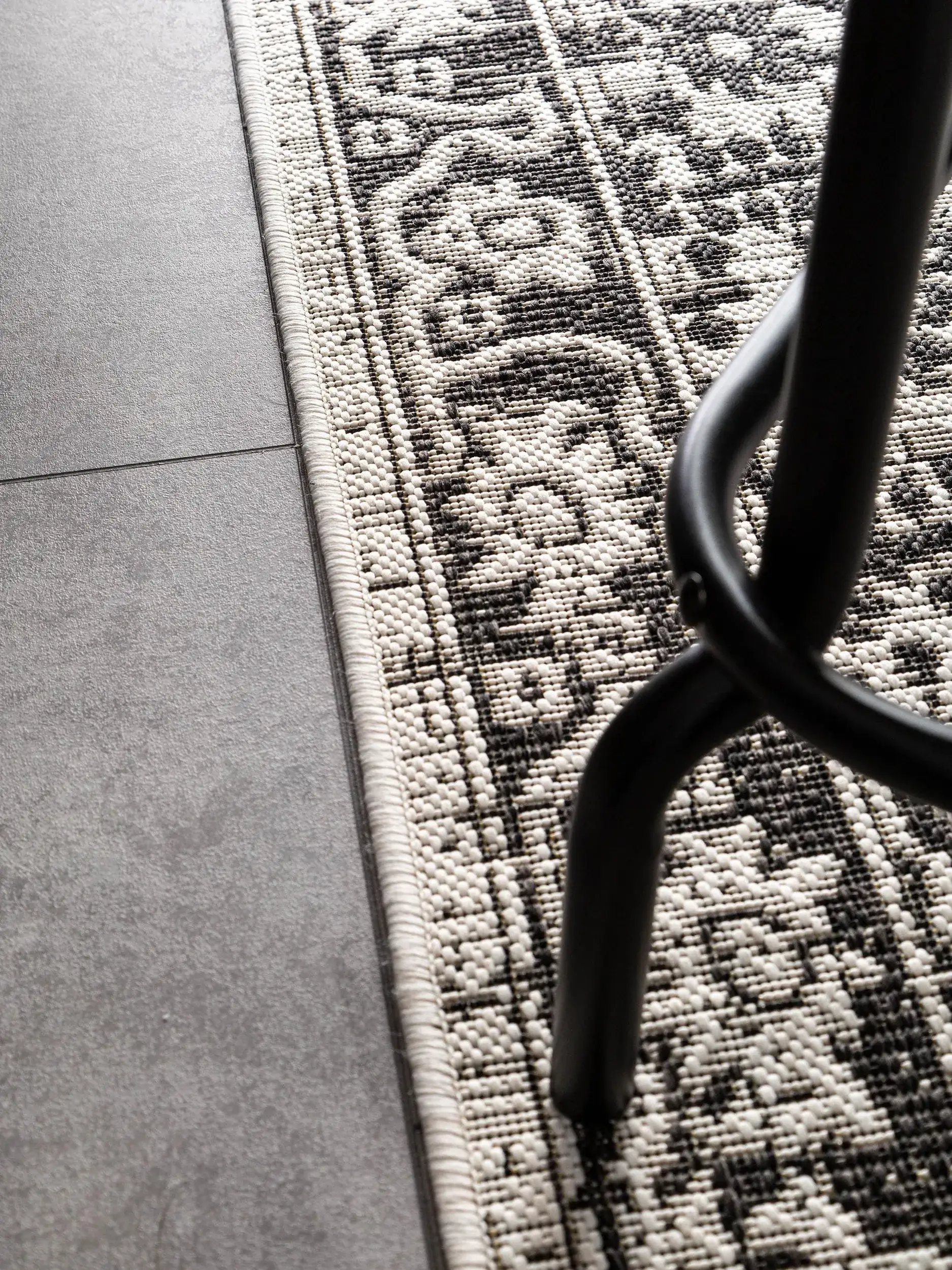 Teppich aus 100% Polypropylen in Schwarz/Weiß mit 100% Polypropylen hohem Flor von benuta