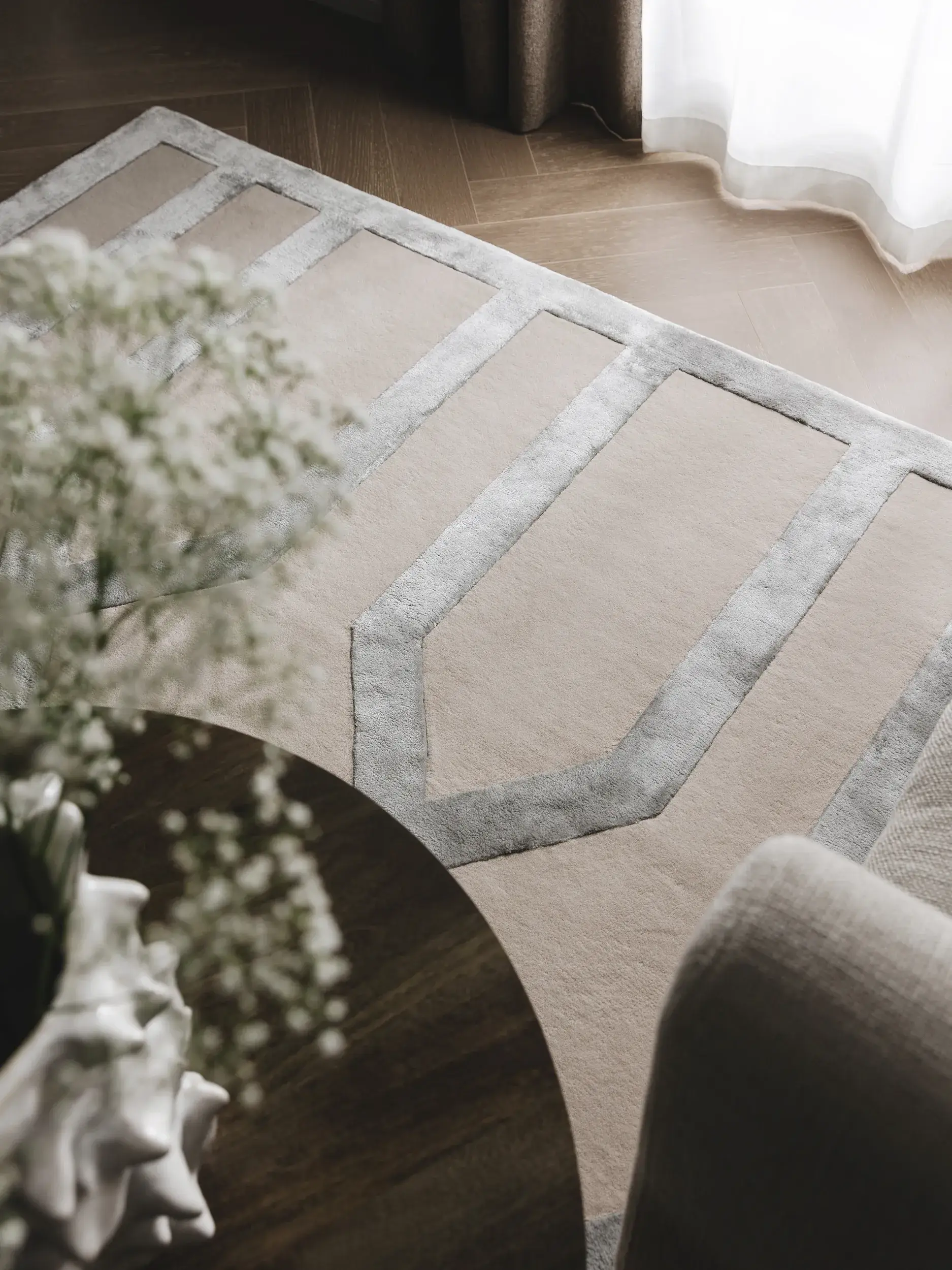 Tapijt van 60% Wol, 40% Lyocell (Tencel™) in Beige met een 60% Wol, 40% Lyocell (Tencel™) hoge pool van benuta Finest