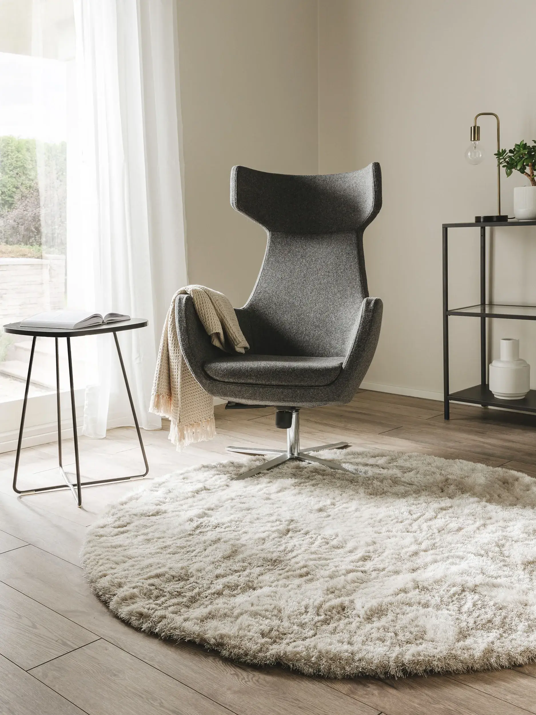 Teppich aus 100% Polyester in Beige mit 100% Polyester hohem Flor von benuta Nest