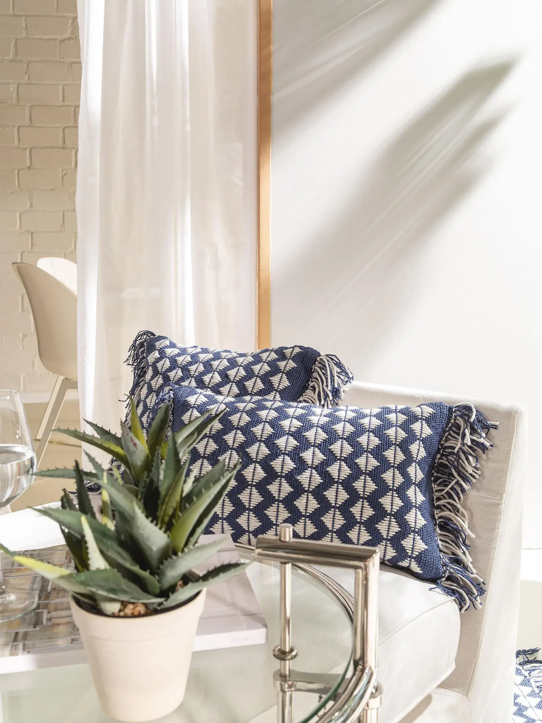 In- & Outdoor Kissen Morty Dunkelblau in Geometrisch design made of 100% Polyester (recycled PET) by benuta Pure