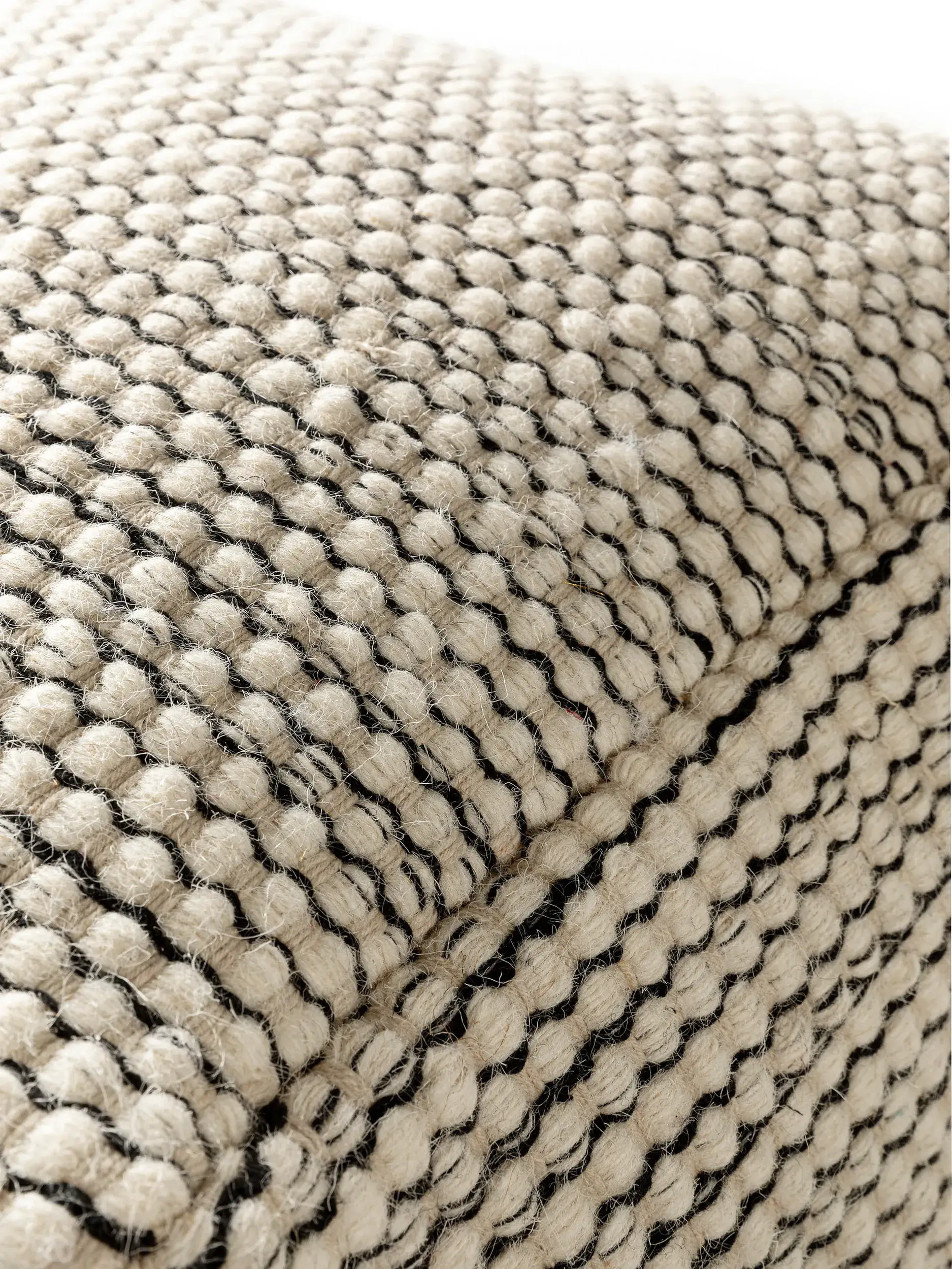 Handgefertigter Woll-Pouf Rocco Beige/Schwarz im Design Einfarbig aus 80% Wolle, 20% Baumwolle von benuta Pure