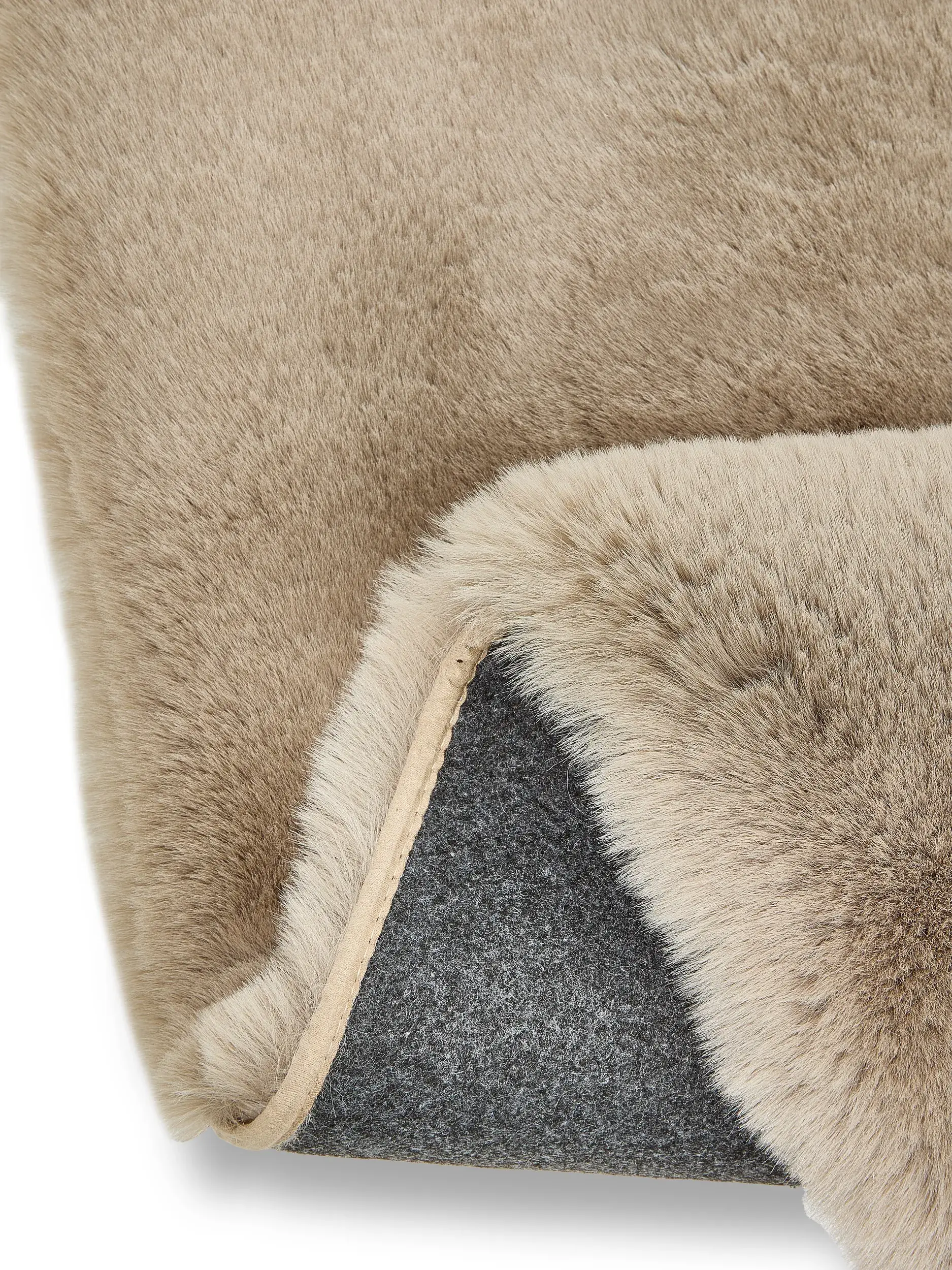 Teppich aus 100% Polyester in Taupe mit 100% Polyester hohem Flor von benuta Finest