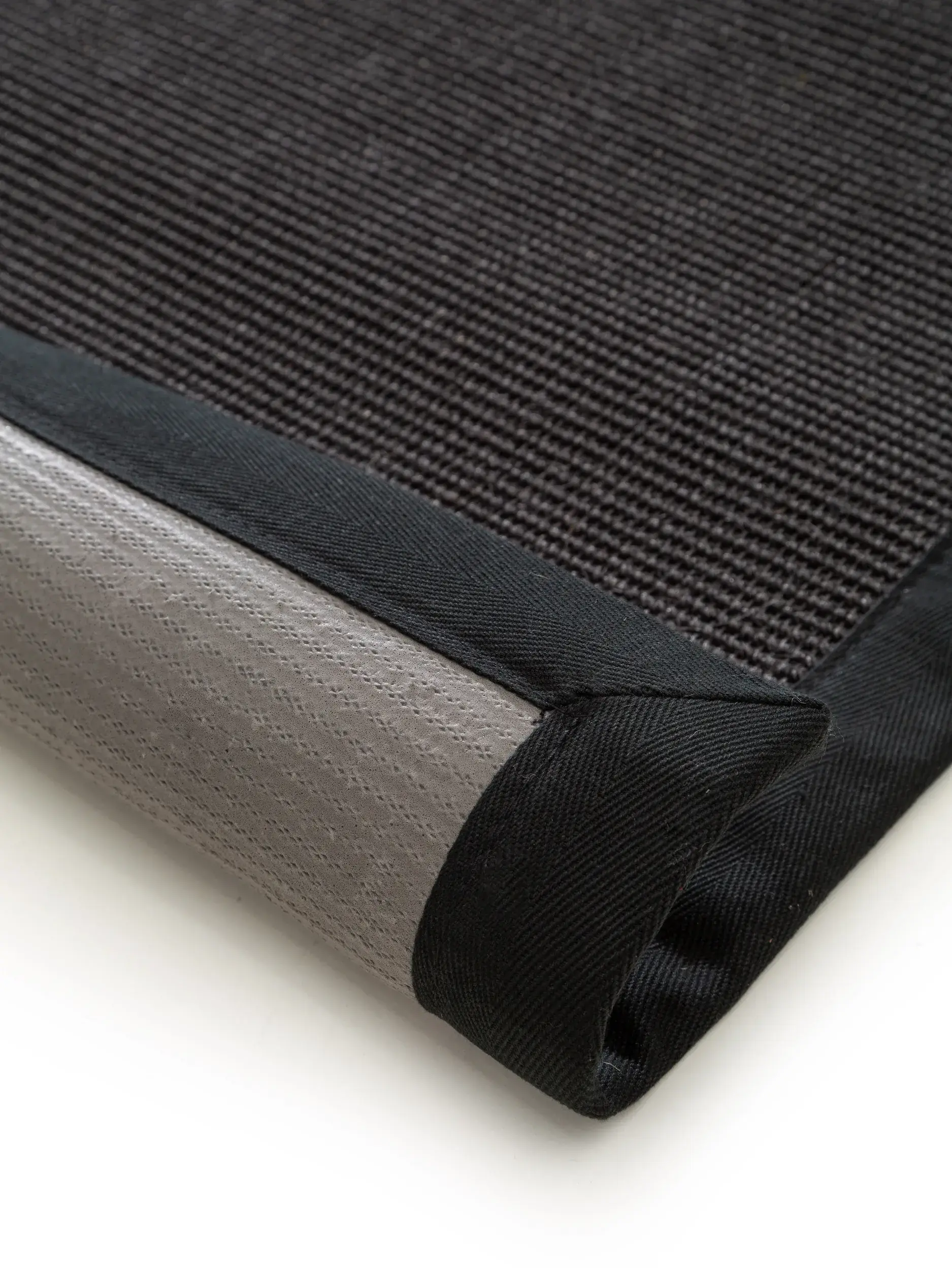 Teppich aus 100% Sisal in Schwarz mit 100% Sisal hohem Flor von benuta Nest
