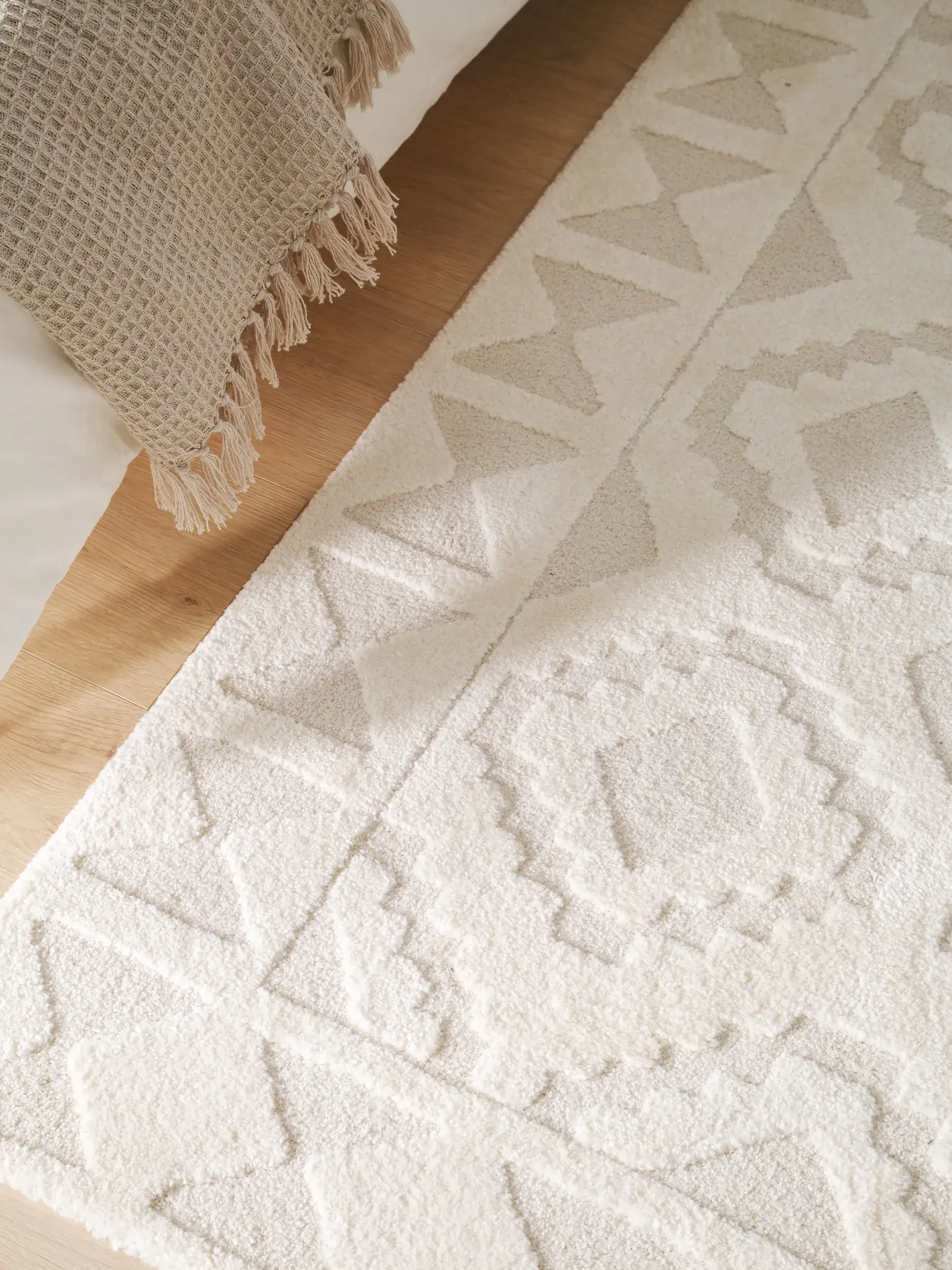 Teppich aus 60% Polypropylen, 40% Polyester in Beige mit 60% Polypropylen, 40% Polyester hohem Flor von Lytte