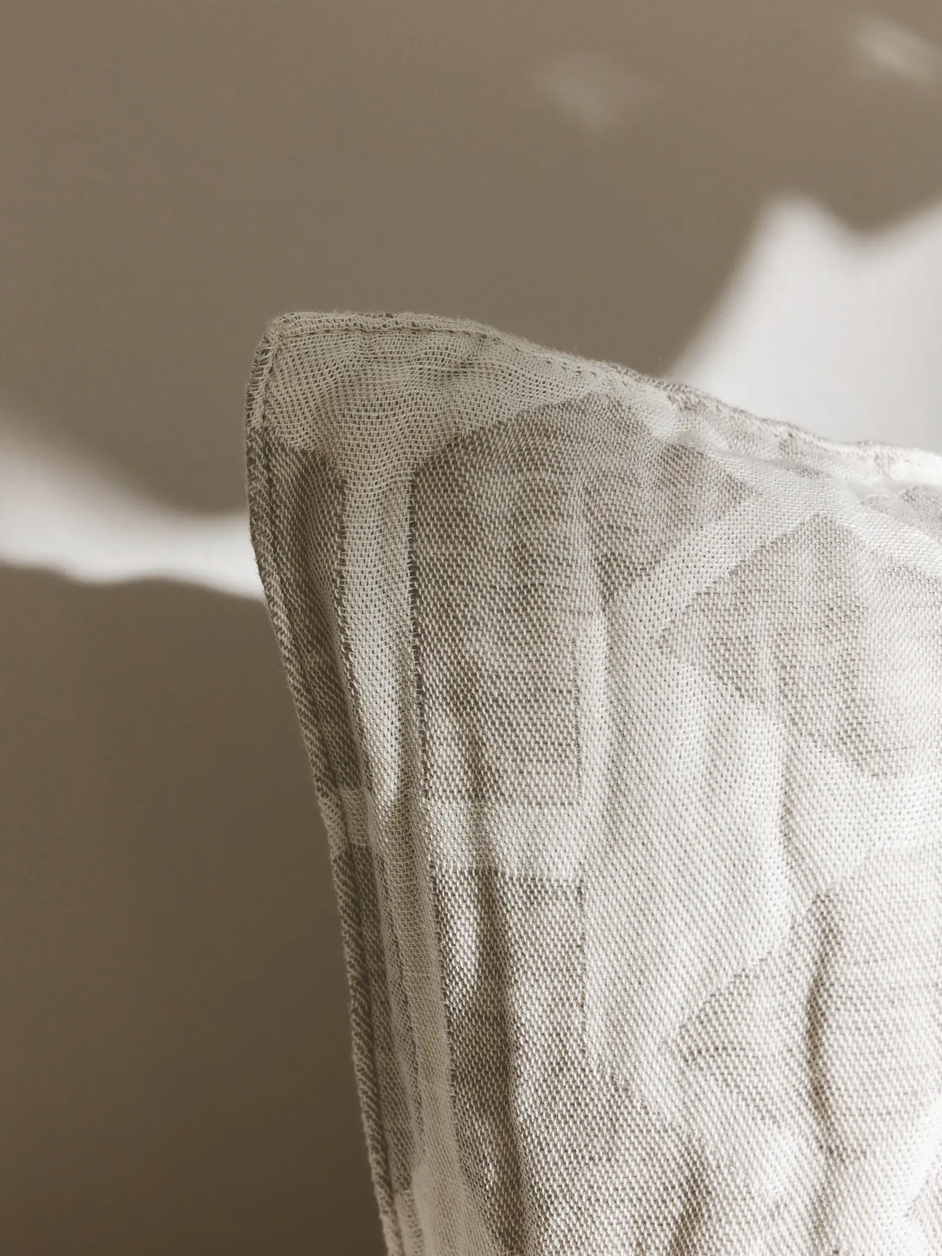 Housse de coussin en mélange de lin Sabine Crème en motif Geométrico en 60% Coton, 40% Lin de benuta pure