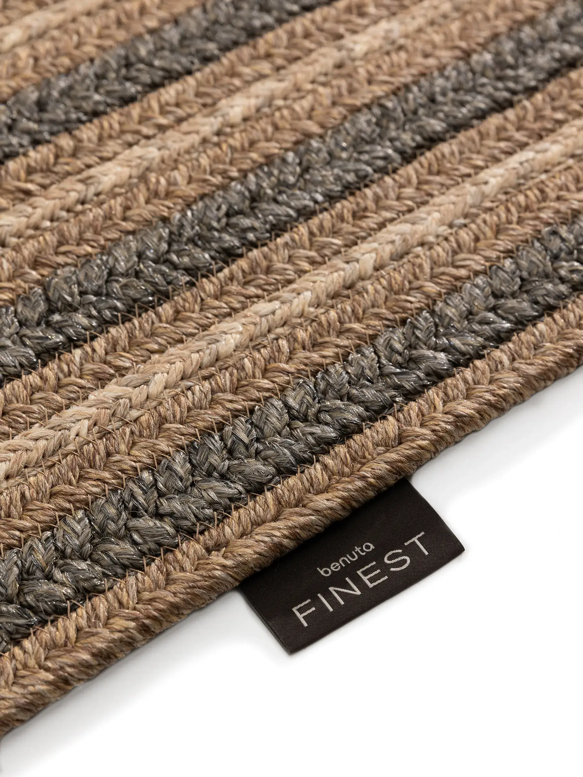 Matto 74% Polypropylen, 26% Polyestera värissä Beige 74% Polypropylen, 26% Polyester korkealla nukalla merkiltä benuta Finest
