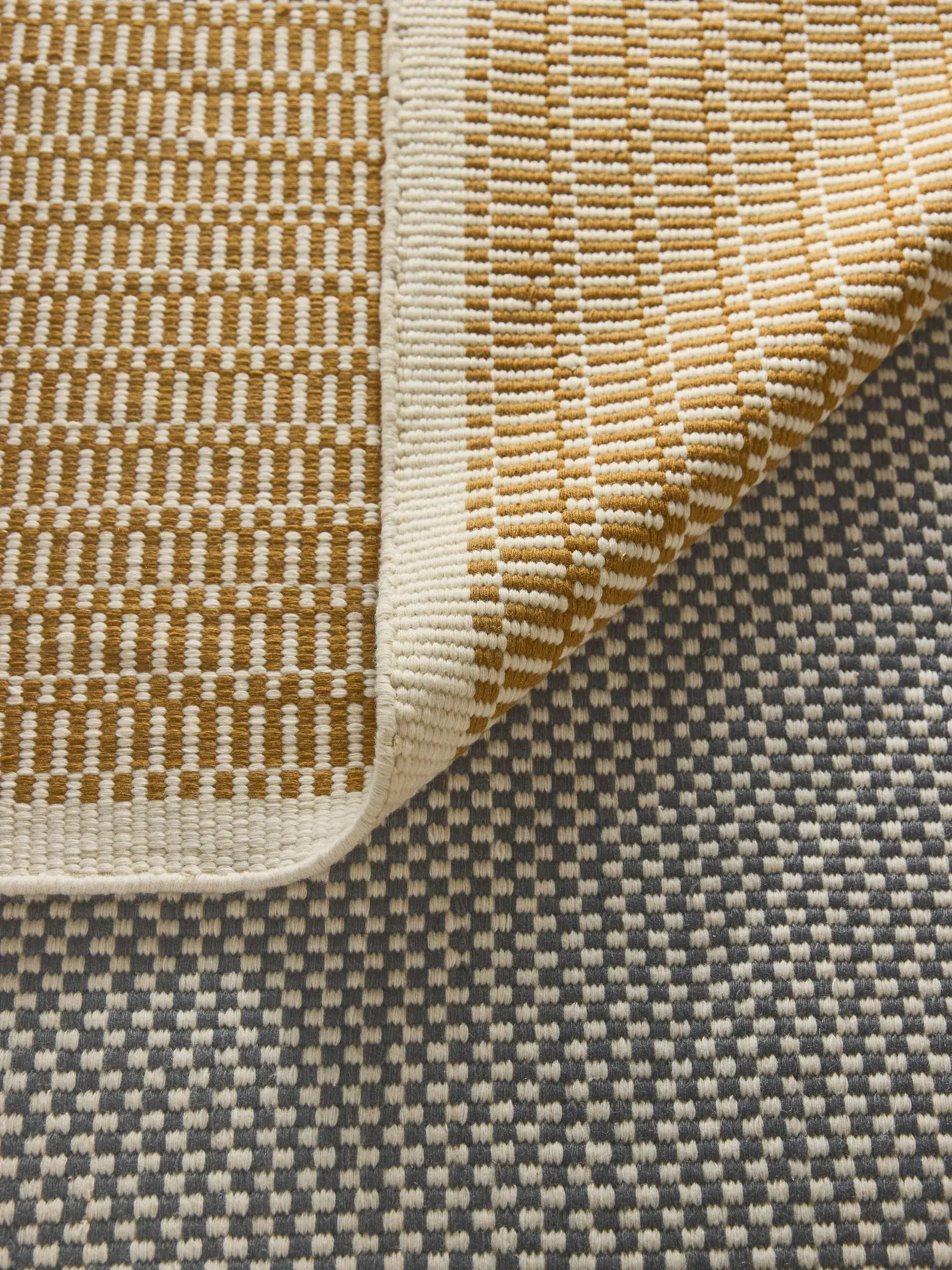 Teppich aus 100% Wolle (aus Neuseeland) in Grau mit 100% Wolle (aus Neuseeland) hohem Flor von benuta Pure