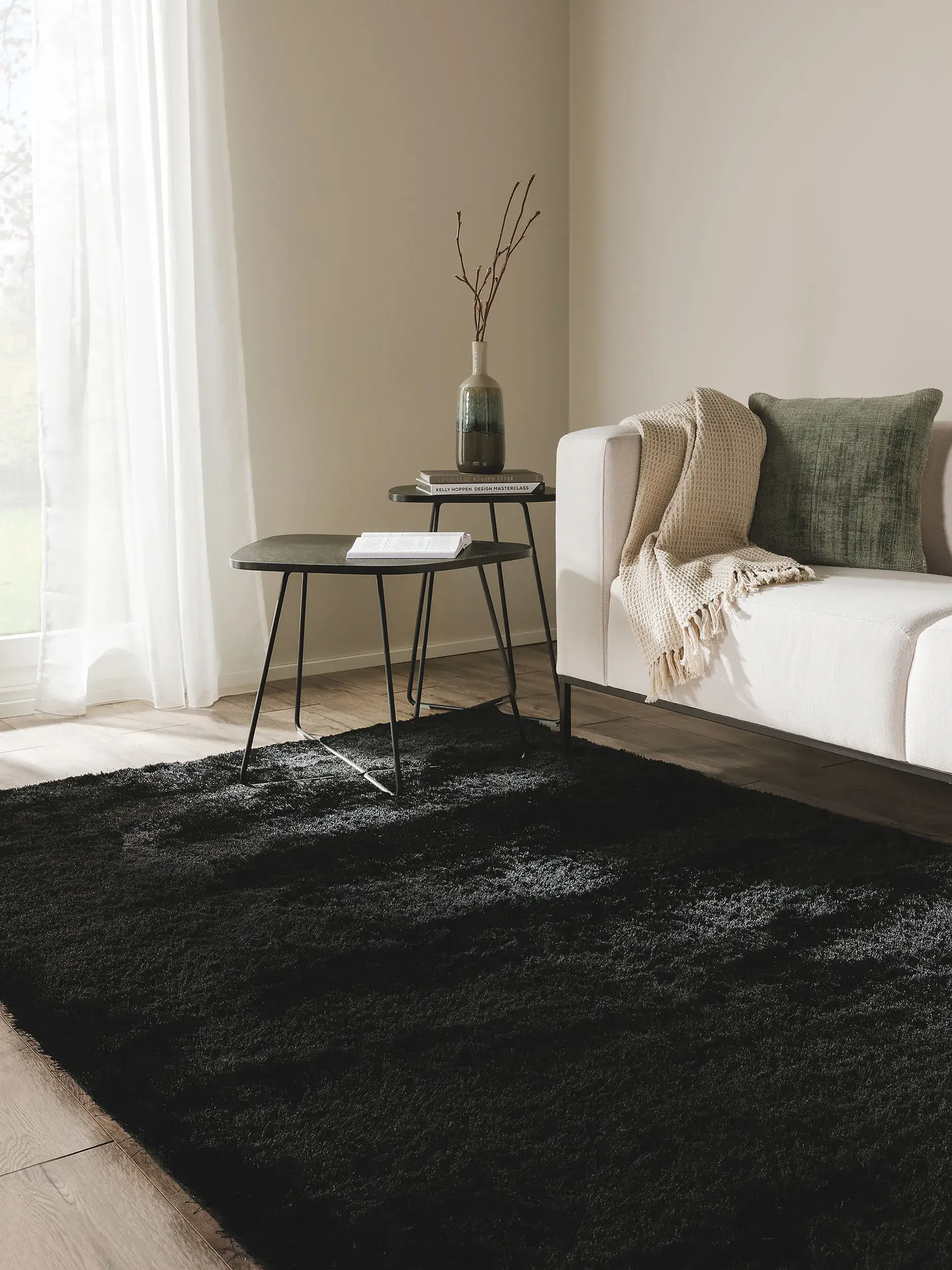 Teppich aus 100% Polyester in Schwarz mit 100% Polyester hohem Flor von benuta Nest