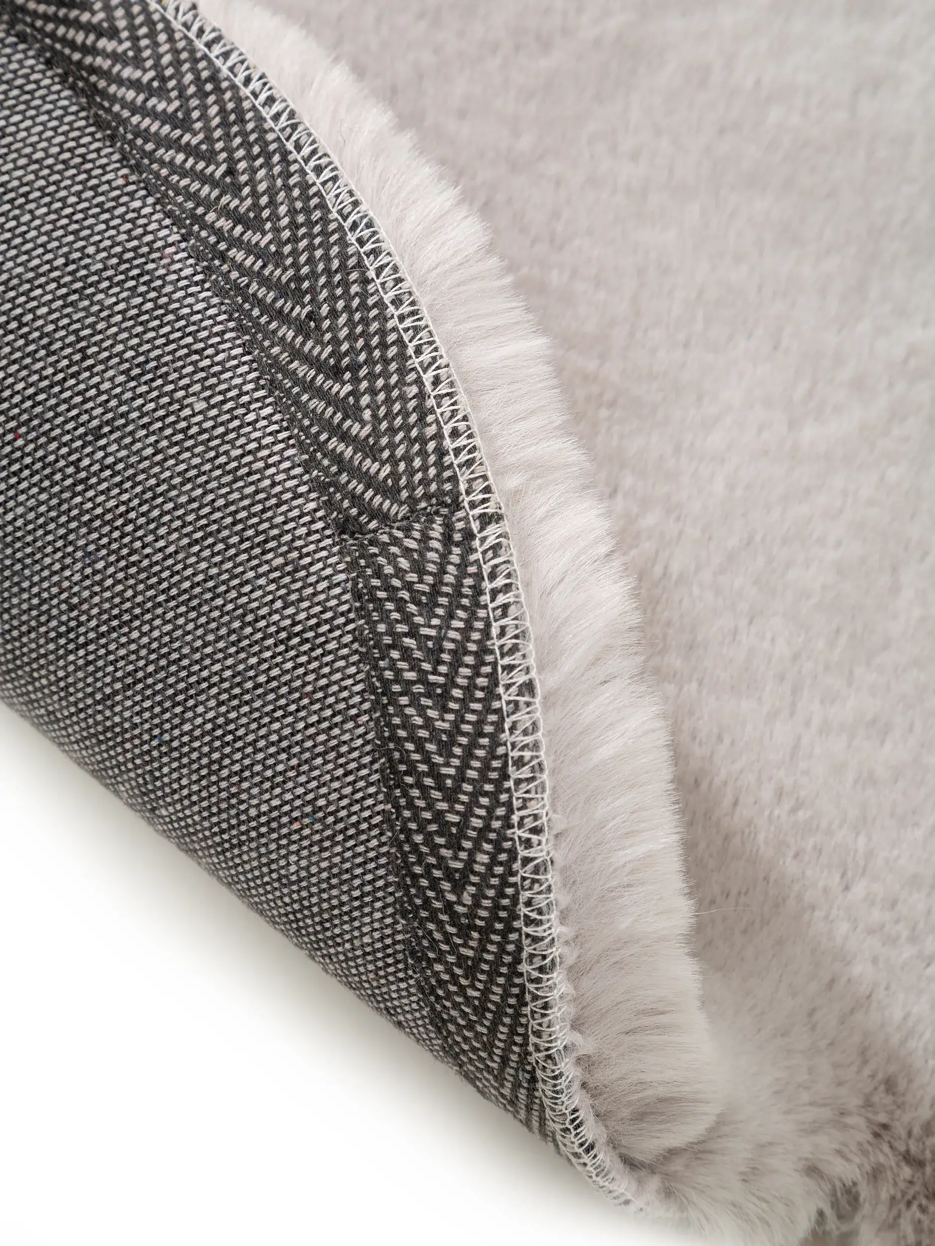 Teppich aus 100% Polyester in Grau mit 100% Polyester hohem Flor von Lytte