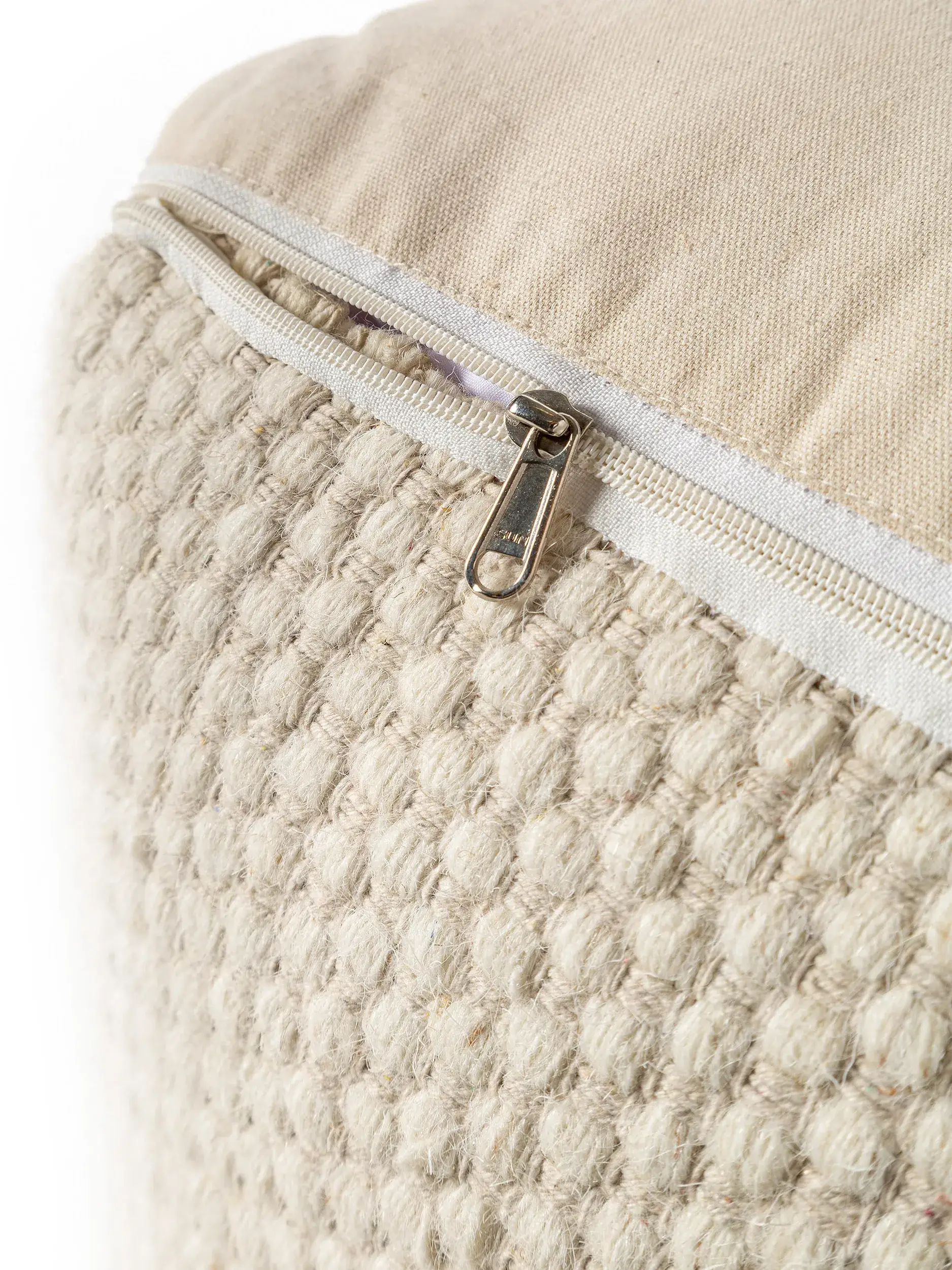 Handgefertigter Woll-Pouf Rocco Weiß in Einfarbig design made of 80% wool, 20% cotton by benuta Pure