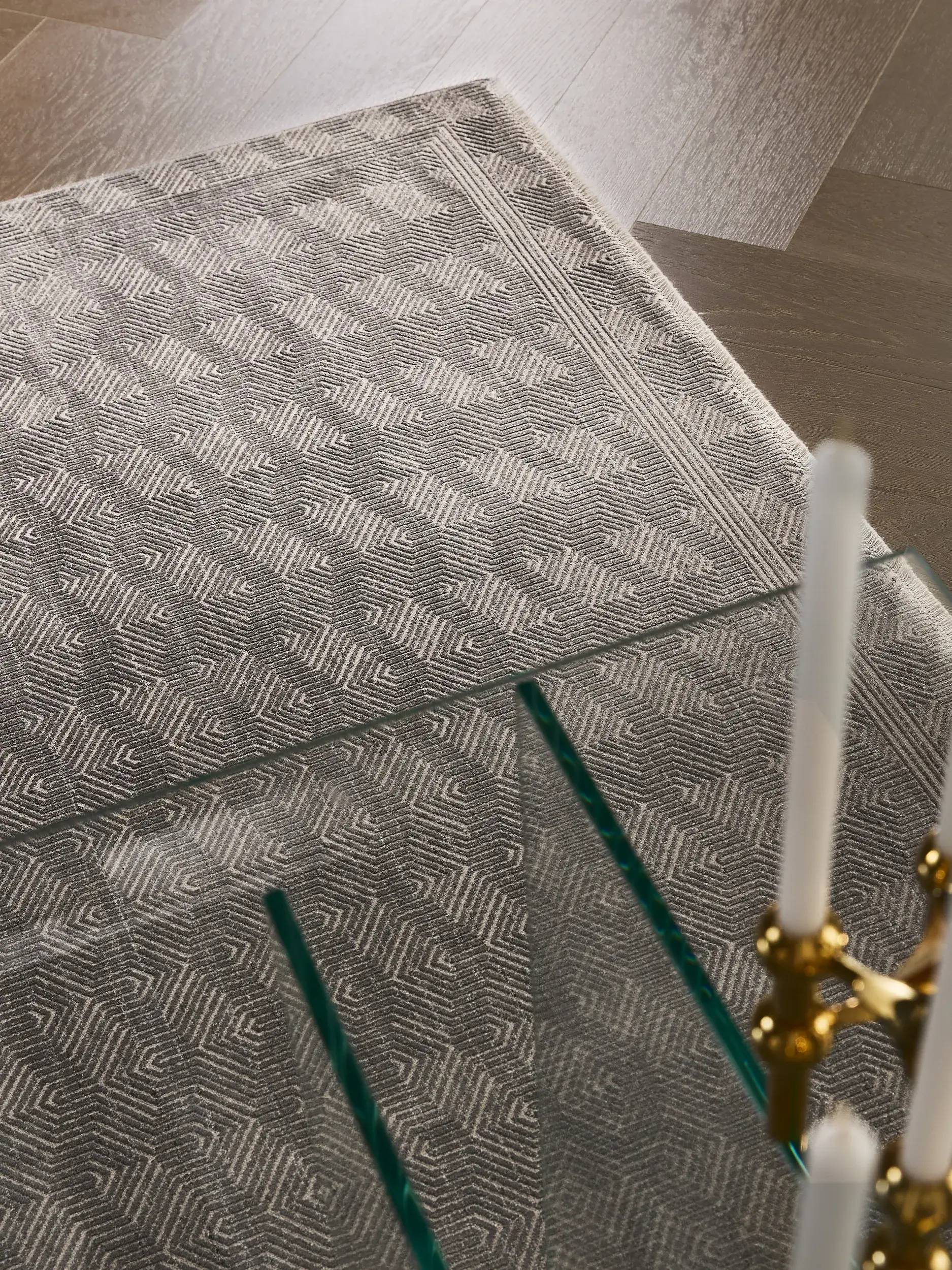 Teppich aus 60% Viskose, 40% Polyacryl (Chenille) in Grau mit 60% Viskose, 40% Polyacryl (Chenille) hohem Flor von benuta Finest