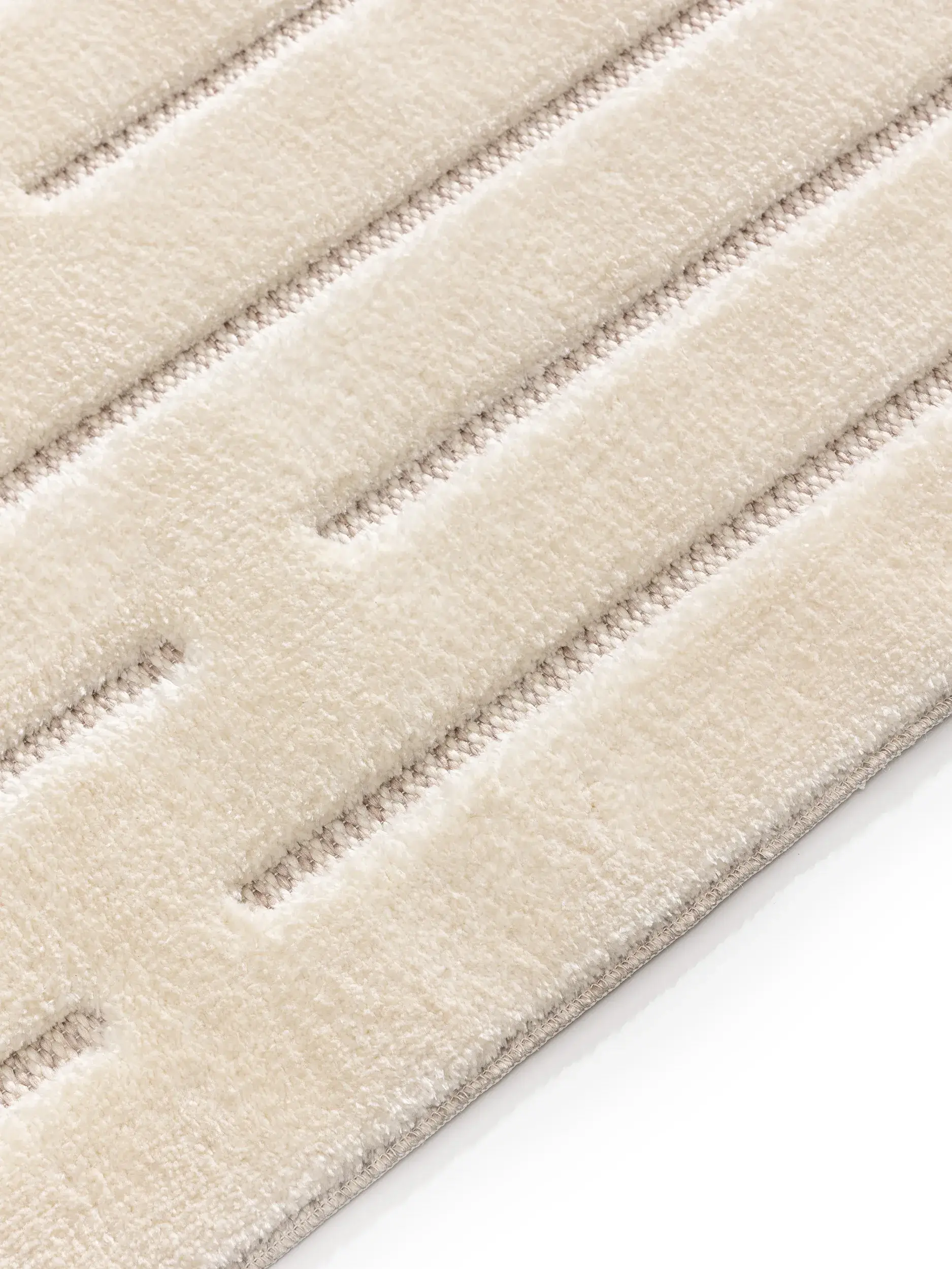 Matto 63% Polyester, 37% Polypropylena värissä Weiß 63% Polyester, 37% Polypropylen korkealla nukalla merkiltä benuta Basic