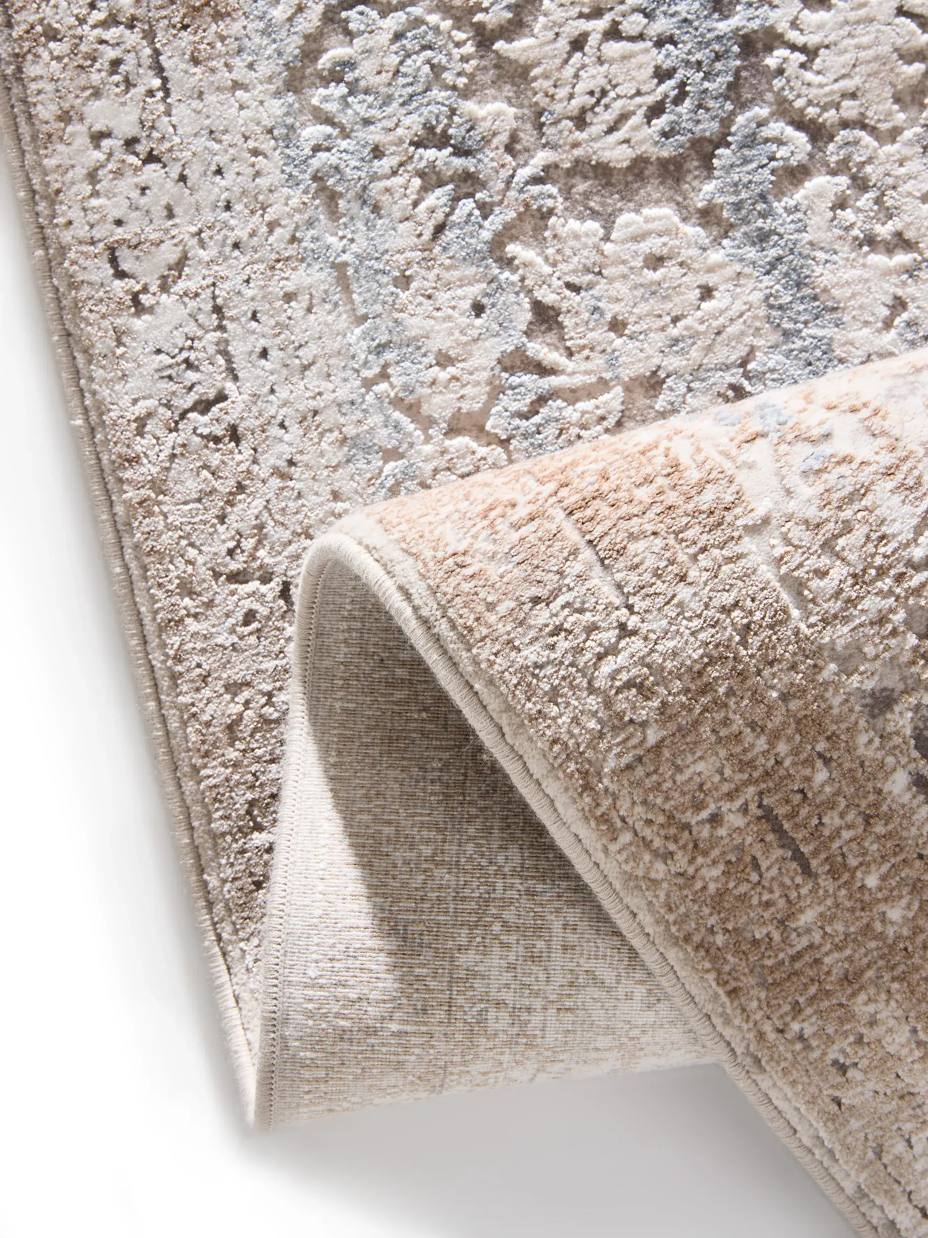 Teppich aus 89% Viskose, 11% Polyacryl in Grau mit 89% Viskose, 11% Polyacryl hohem Flor von benuta Finest