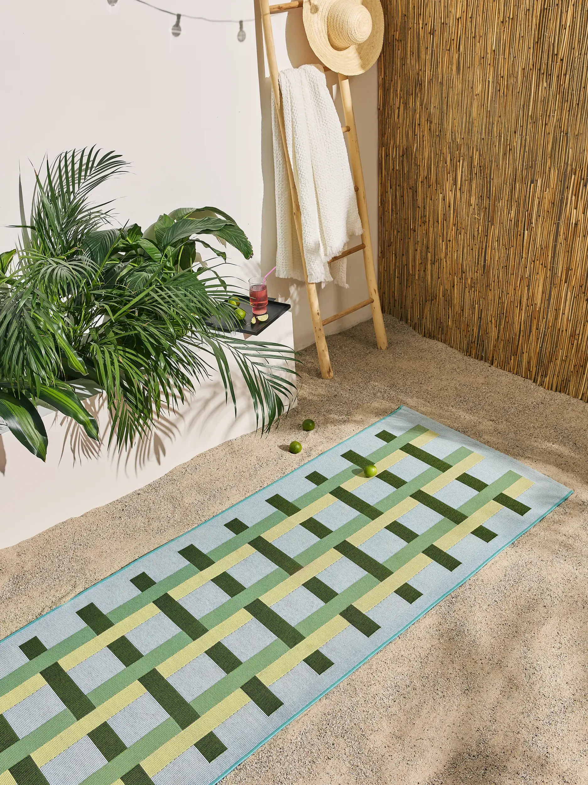 Teppich aus 76% Polypropylen, 23% Polyester, 1% Latex in Grün mit 76% Polypropylen, 23% Polyester, 1% Latex hohem Flor von benuta Pop