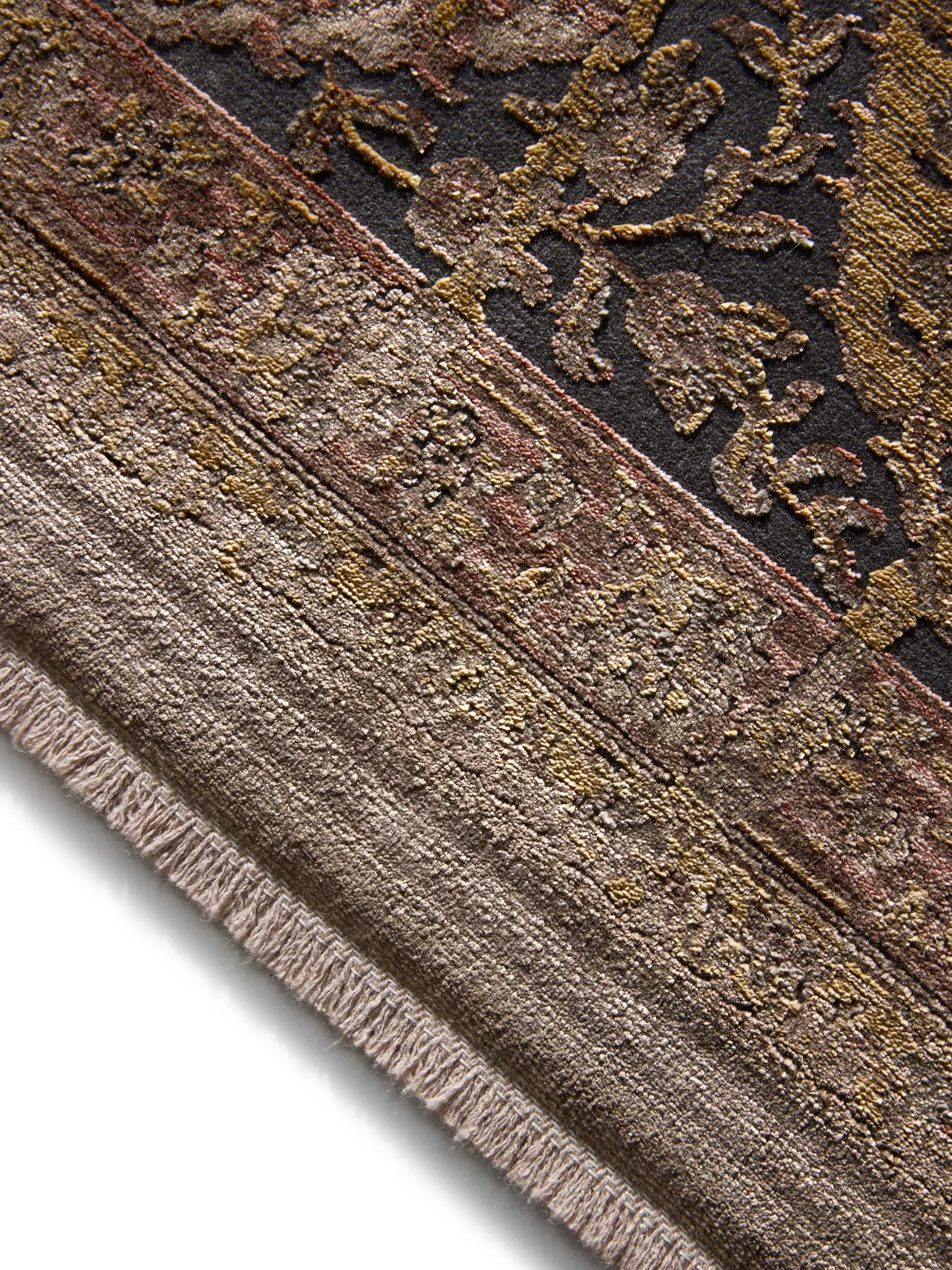 Teppich aus 56% Viskose, 30% Polyester, 14% Polyacryl in Braun mit 56% Viskose, 30% Polyester, 14% Polyacryl hohem Flor von benuta Finest