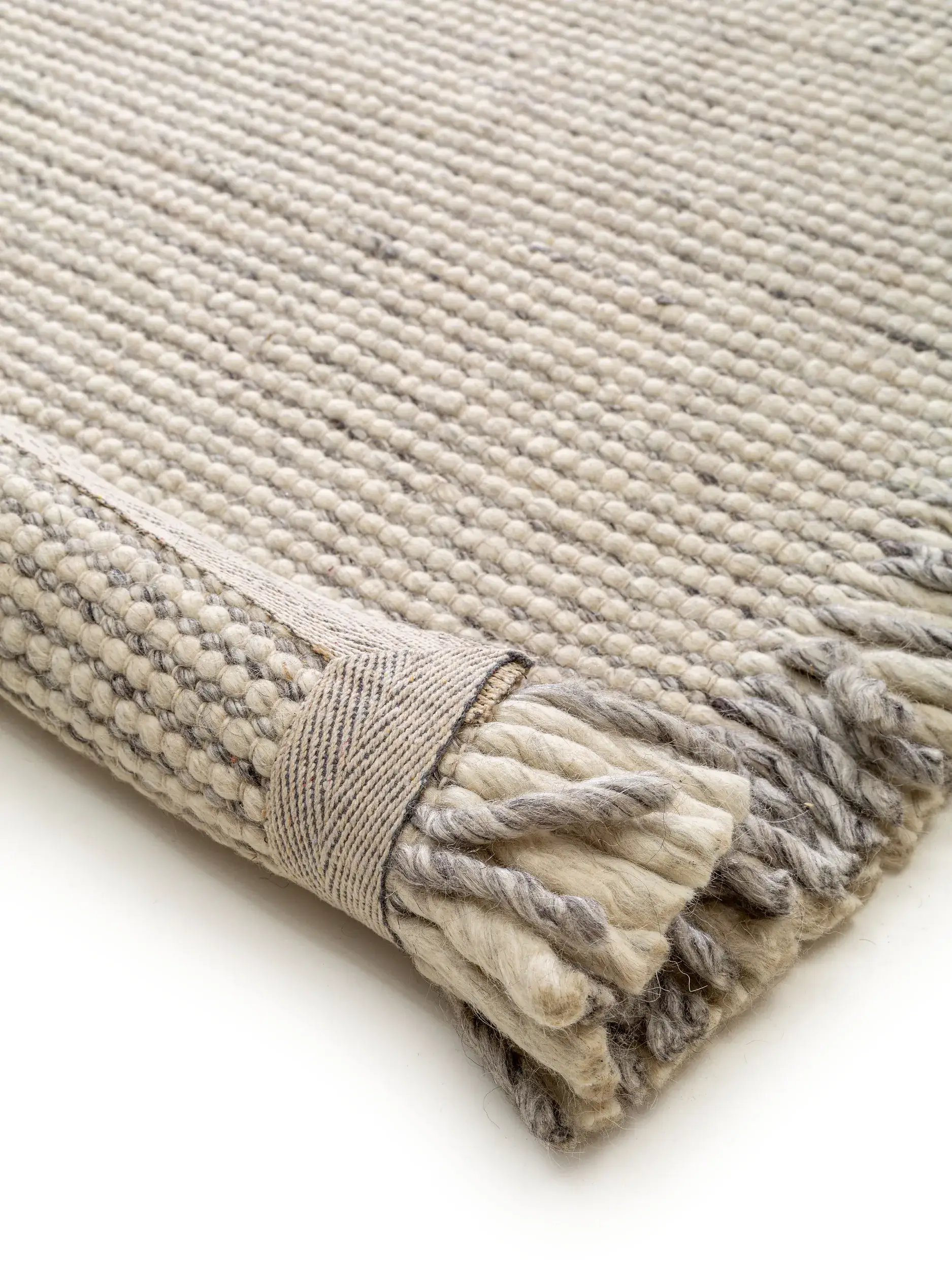 Tæppe af 60% Uld, 25% Polyester, 15% Viskose i Grå med 60% Uld, 25% Polyester, 15% Viskose høj luv fra benuta pure