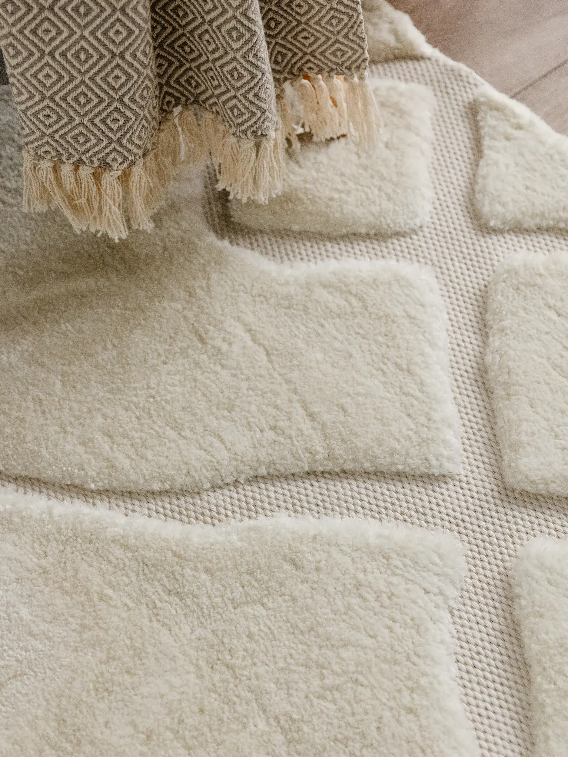 Teppich aus 63% Polyester, 37% Polypropylen in Weiß mit 63% Polyester, 37% Polypropylen hohem Flor von benuta Basic