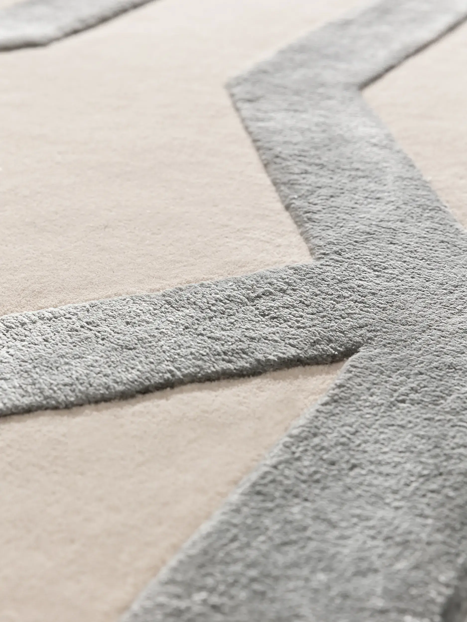 Tapijt van 60% Wol, 40% Lyocell (Tencel™) in Beige met een 60% Wol, 40% Lyocell (Tencel™) hoge pool van benuta Finest