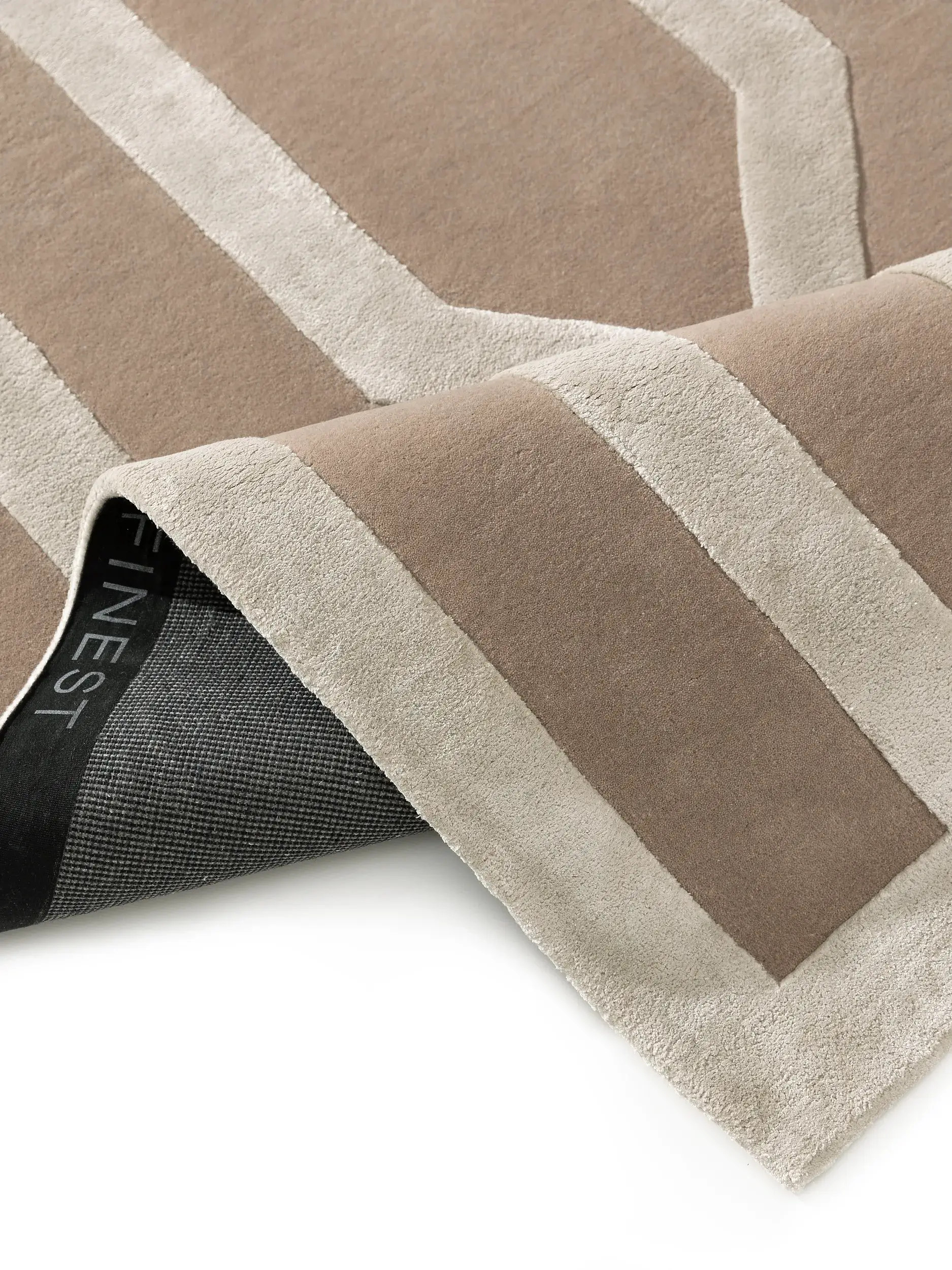 Rug made of 60% Wolle, 40% Lyocell (Tencel™) in Beige with a 60% Wolle, 40% Lyocell (Tencel™) high pile by benuta Finest