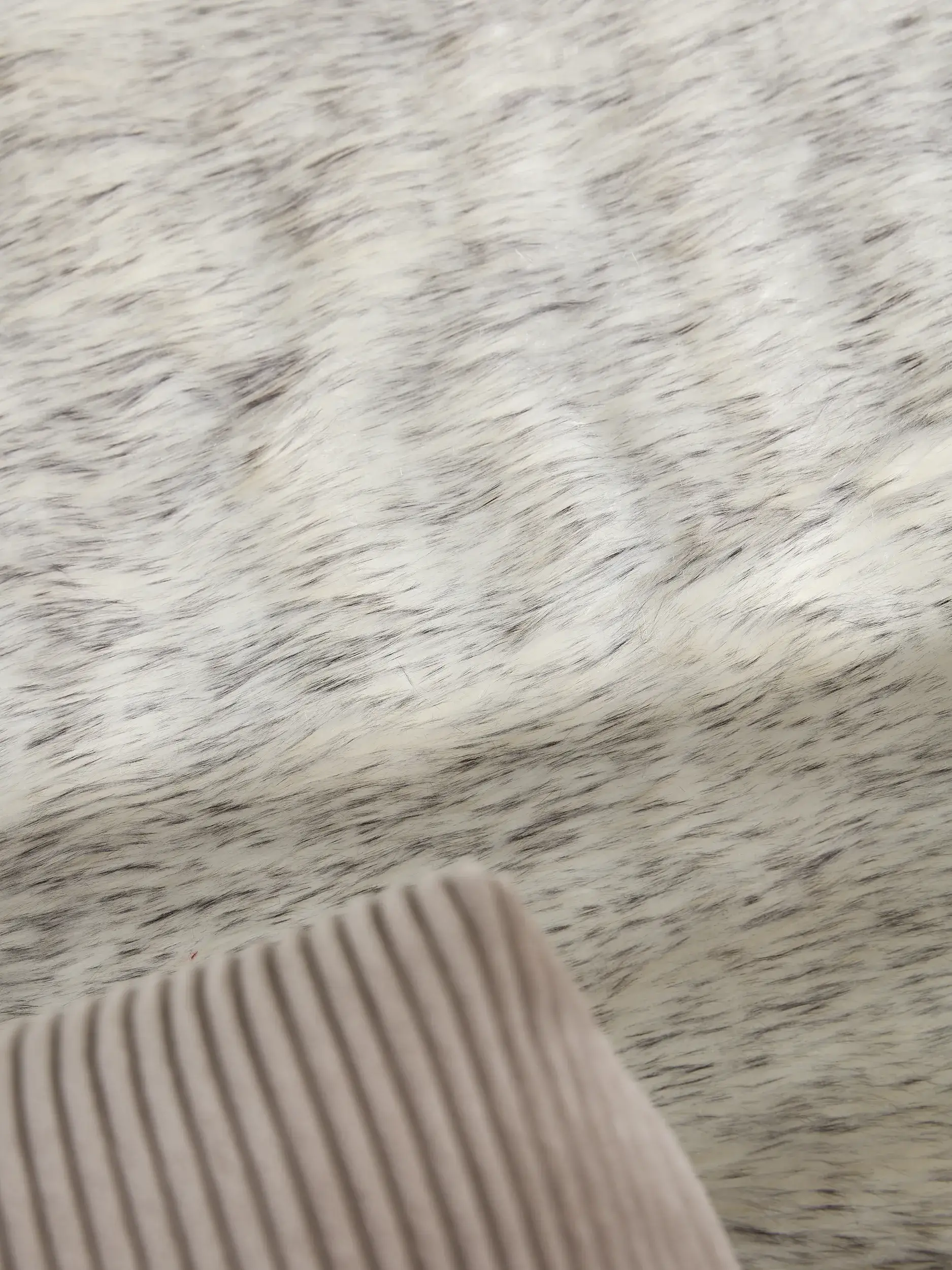 Koberec z 70% Polyacryl, 30% Polyester v Schwarz/Weiß s vlasem výšky 70% Polyacryl, 30% Polyester od benuta Pop