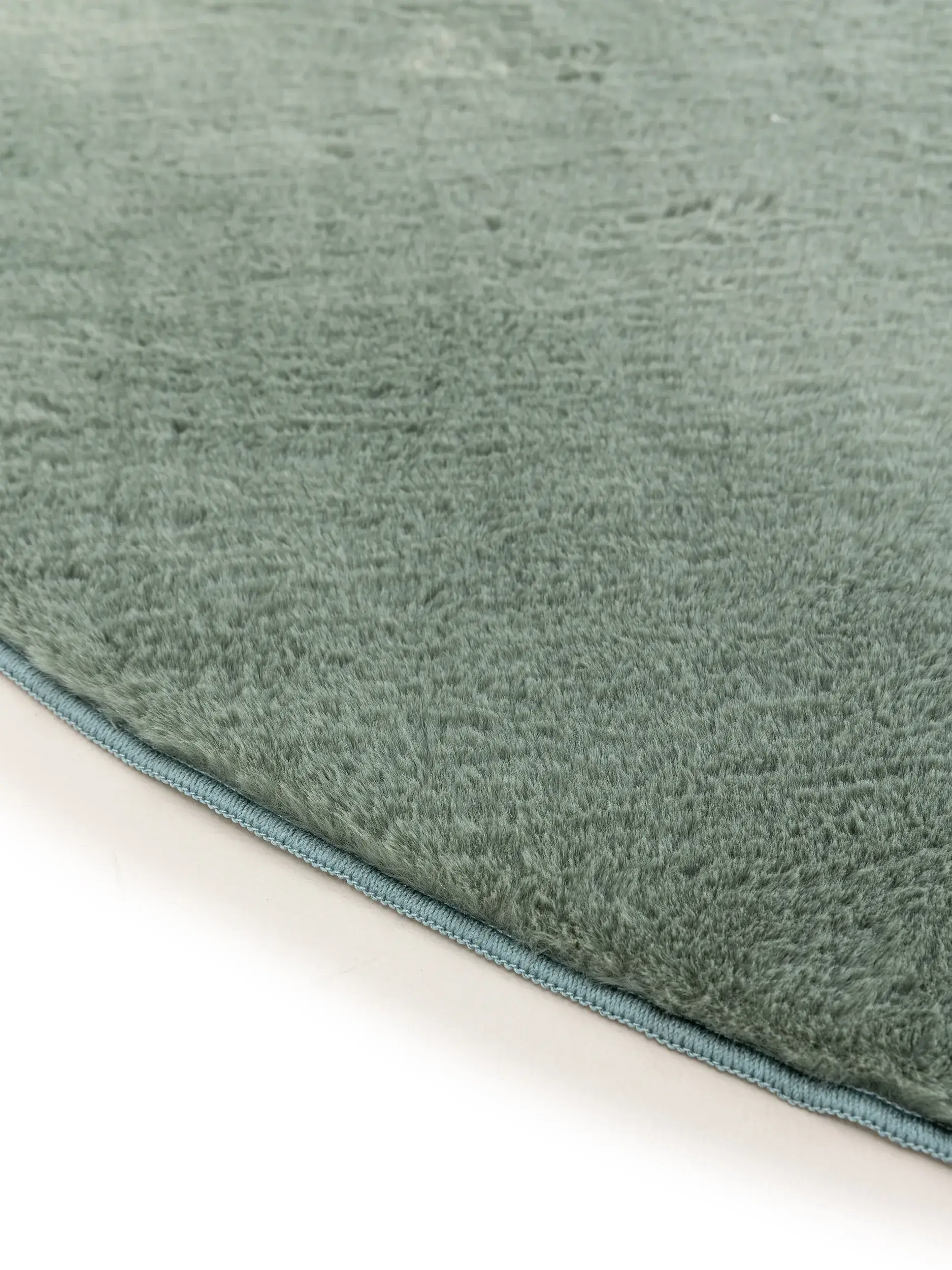 Rug made of 100% Polyester in Green with a 100% Polyester high pile by benuta Basic