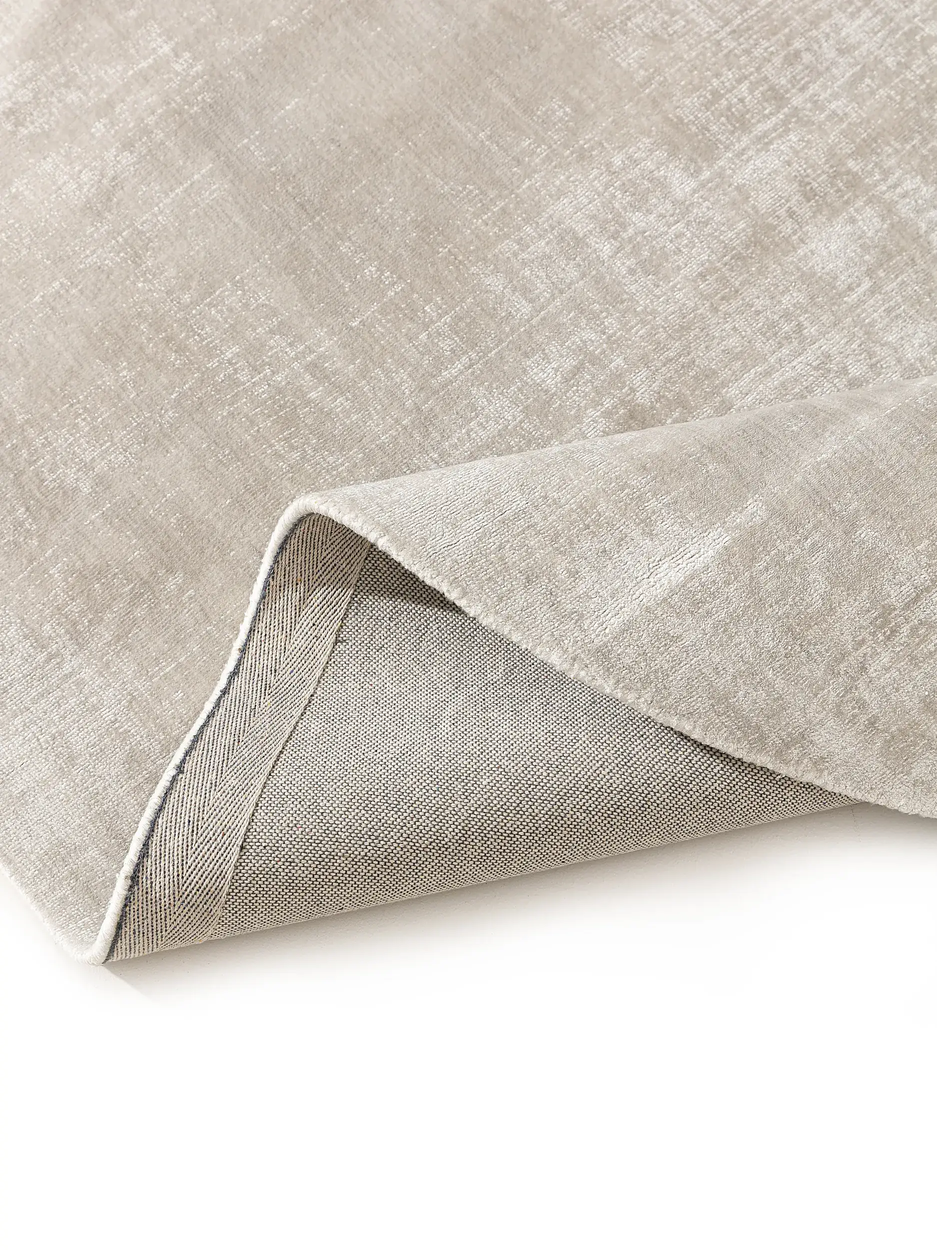 Teppich aus 100% Viskose in Grau mit 100% Viskose hohem Flor von benuta Pure